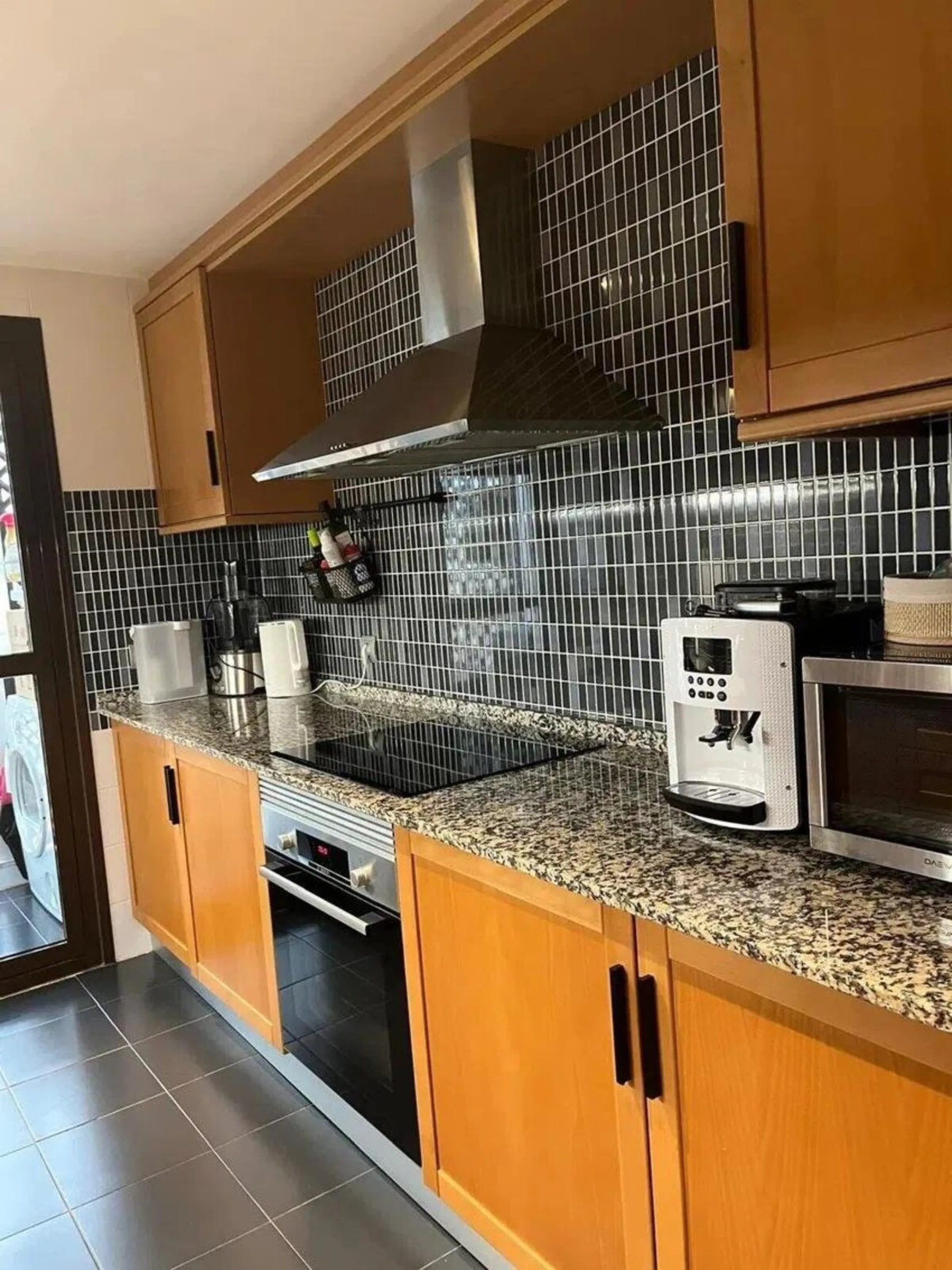 Apartment - Middle Floor Apartment в продаже в Estepona, Málaga. В доме 2 спален и 2 ванных комнат. Площадь дома 92 м²