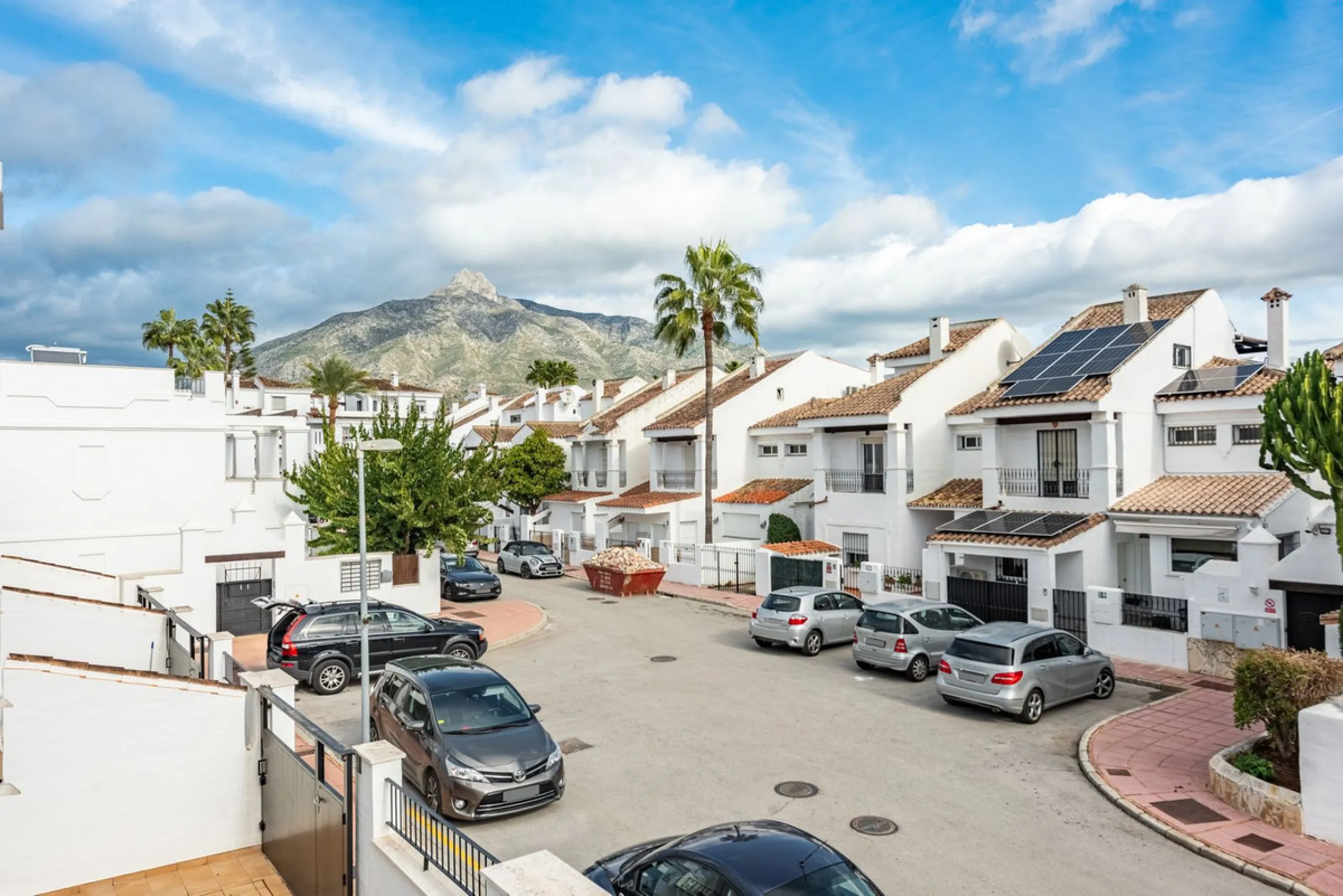 Bright townhouse in Nueva Andalucía, just 1.5 km from the beach and Puerto Banús via a fantastic avenue.