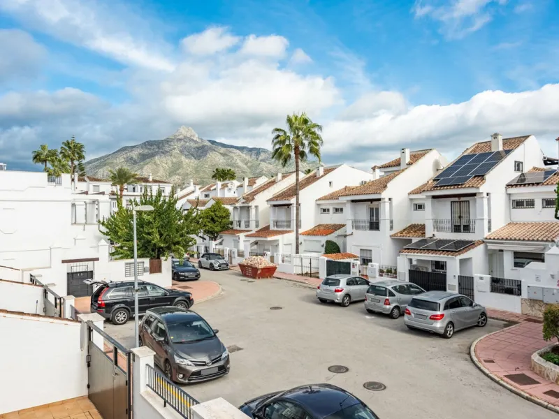 Bright townhouse in Nueva Andalucía, just 1.5 km from the beach and Puerto Banús via a fantastic avenue.