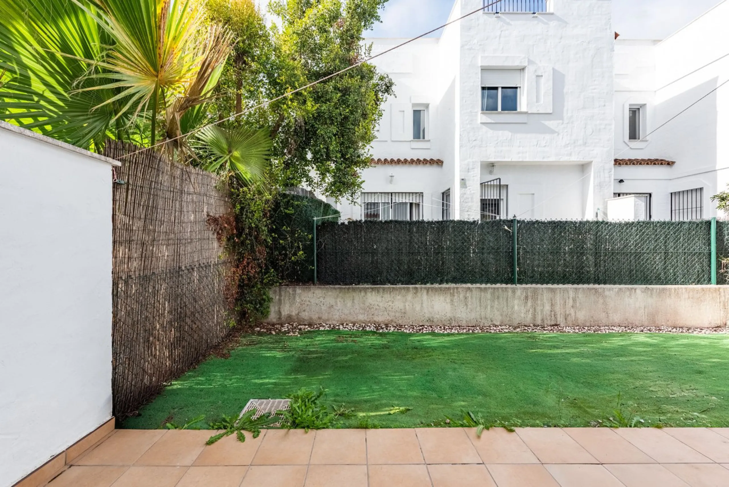 Bright townhouse in Nueva Andalucía, just 1.5 km from the beach and Puerto Banús via a fantastic avenue.