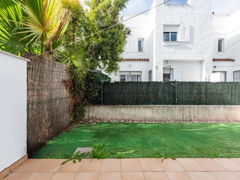 Bright townhouse in Nueva Andalucía, just 1.5 km from the beach and Puerto Banús via a fantastic avenue.