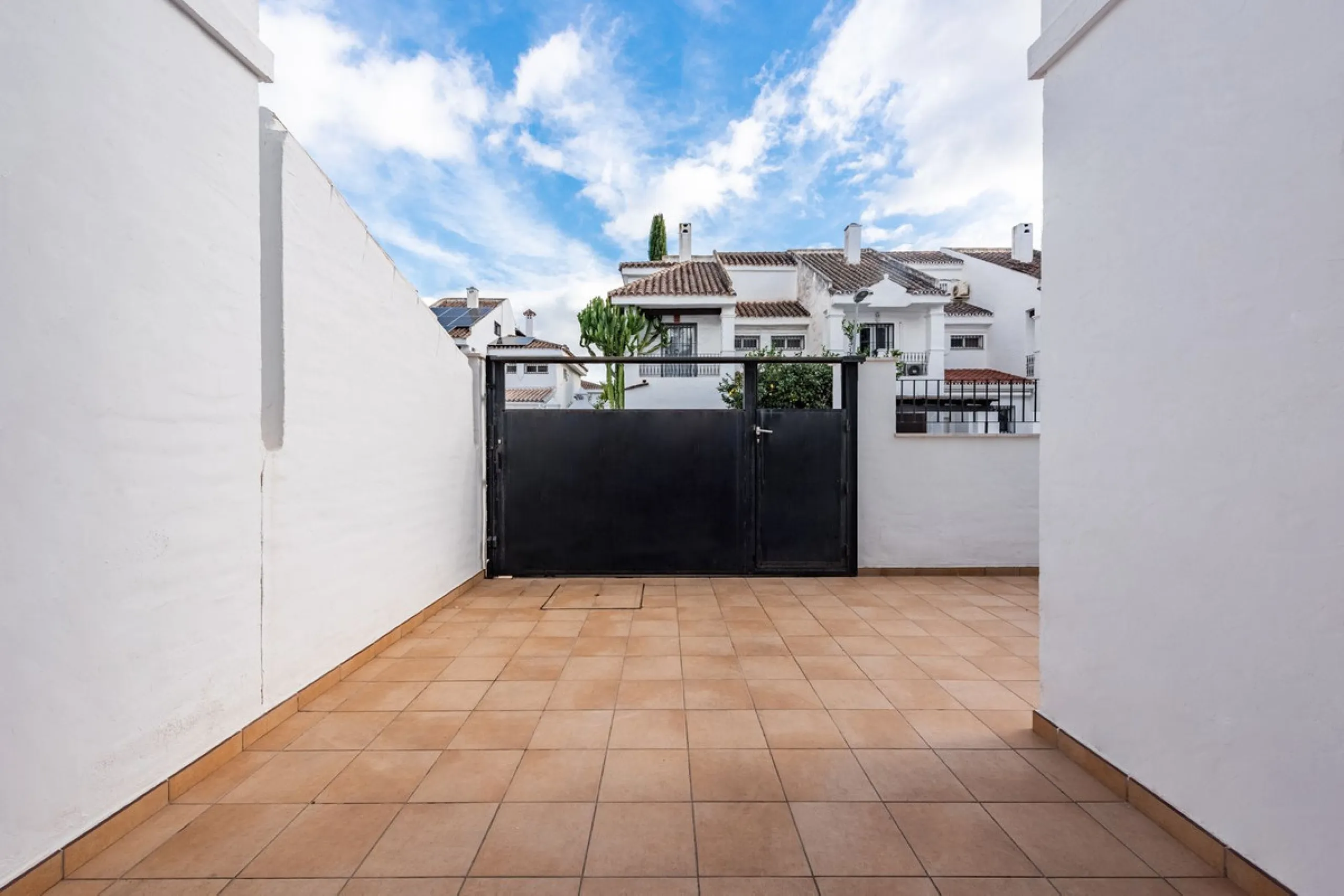 Bright townhouse in Nueva Andalucía, just 1.5 km from the beach and Puerto Banús via a fantastic avenue.