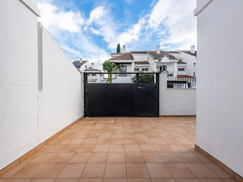 Bright townhouse in Nueva Andalucía, just 1.5 km from the beach and Puerto Banús via a fantastic avenue.
