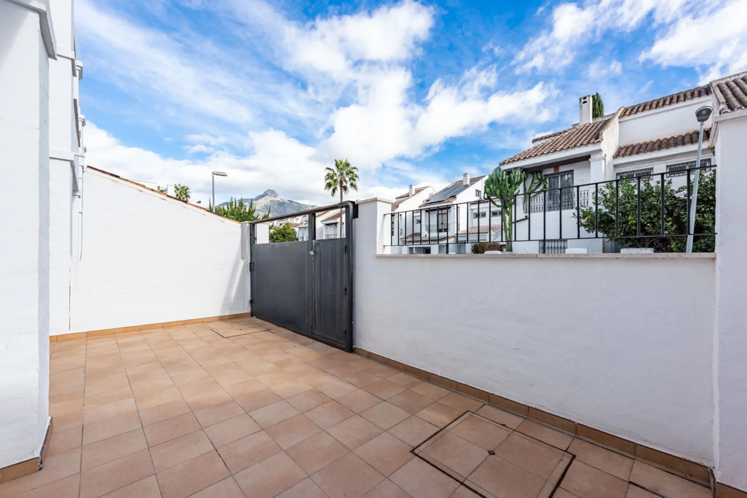 Bright townhouse in Nueva Andalucía, just 1.5 km from the beach and Puerto Banús via a fantastic avenue.