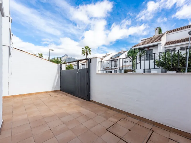 Bright townhouse in Nueva Andalucía, just 1.5 km from the beach and Puerto Banús via a fantastic avenue.