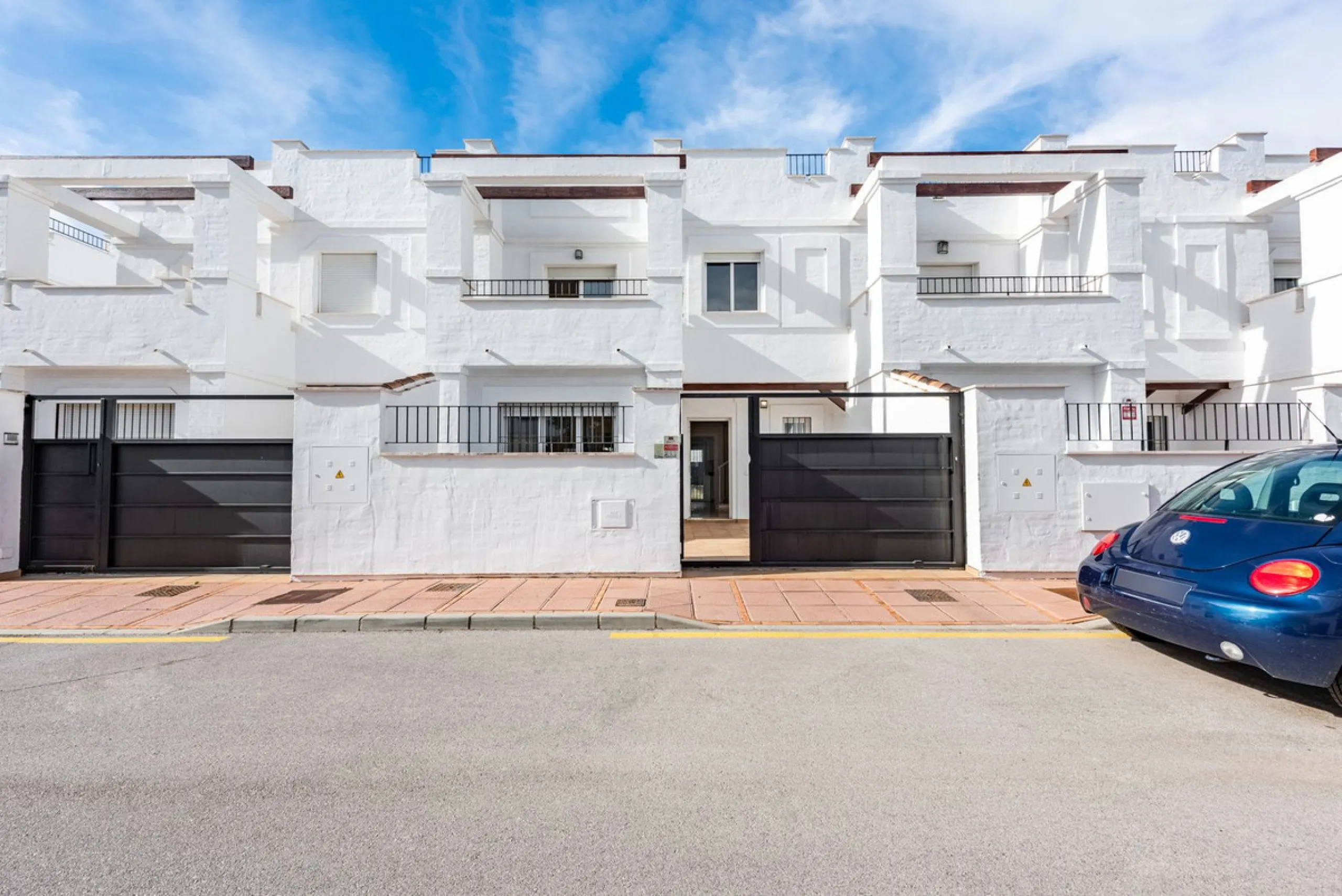 Bright townhouse in Nueva Andalucía, just 1.5 km from the beach and Puerto Banús via a fantastic avenue.