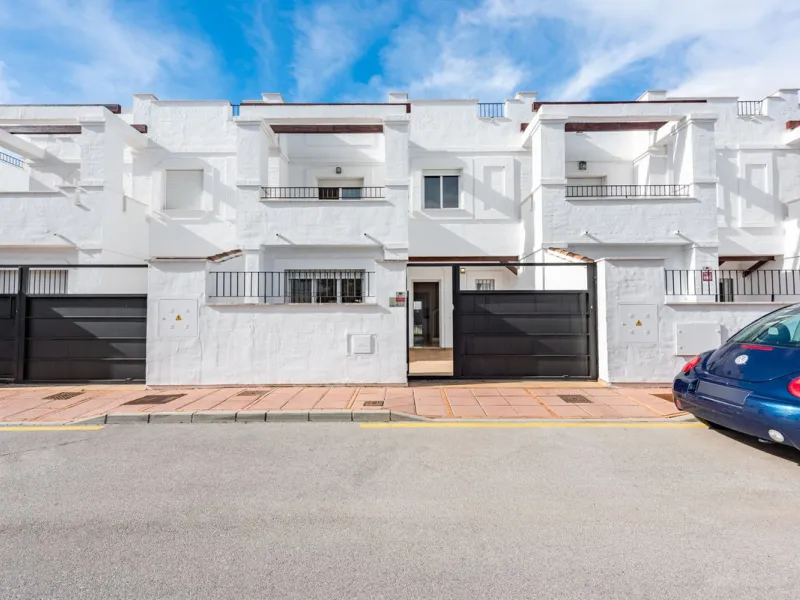 Bright townhouse in Nueva Andalucía, just 1.5 km from the beach and Puerto Banús via a fantastic avenue.