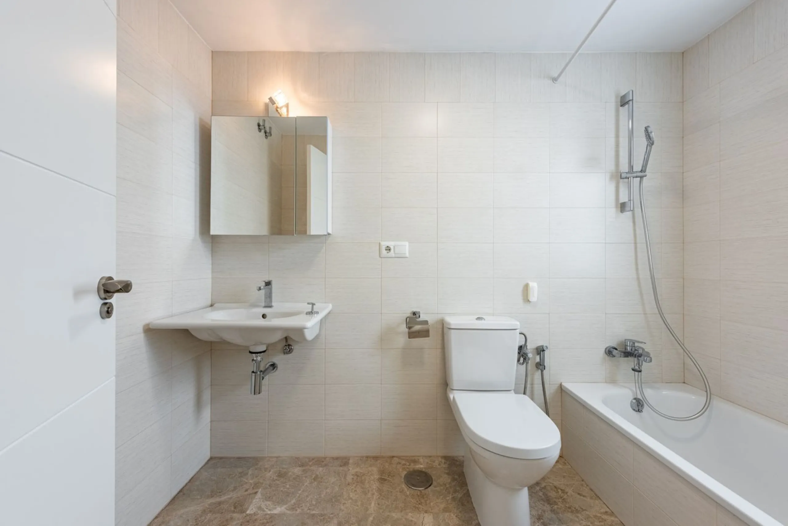 Bright townhouse in Nueva Andalucía, just 1.5 km from the beach and Puerto Banús via a fantastic avenue.