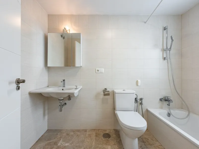 Bright townhouse in Nueva Andalucía, just 1.5 km from the beach and Puerto Banús via a fantastic avenue.
