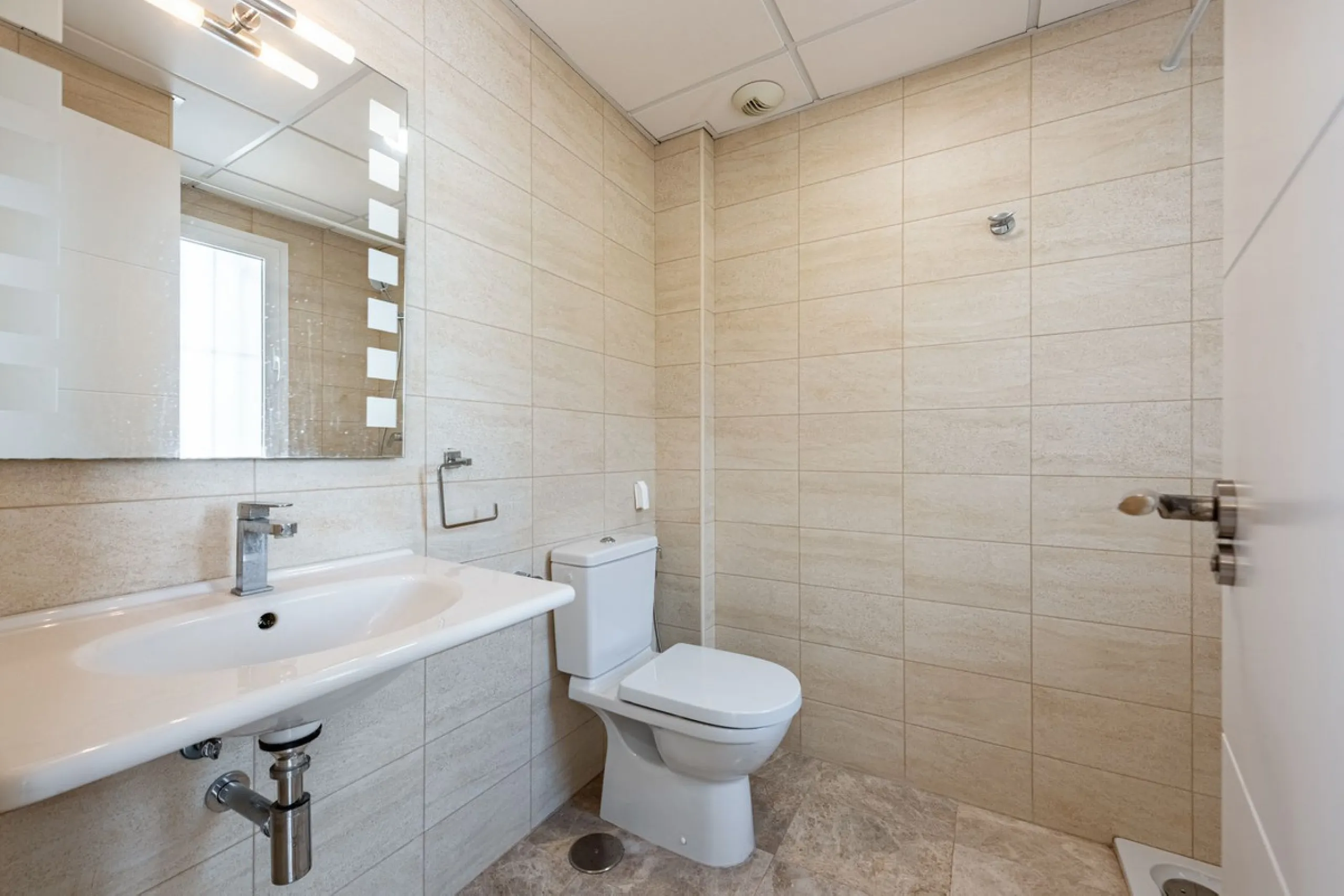 Bright townhouse in Nueva Andalucía, just 1.5 km from the beach and Puerto Banús via a fantastic avenue.