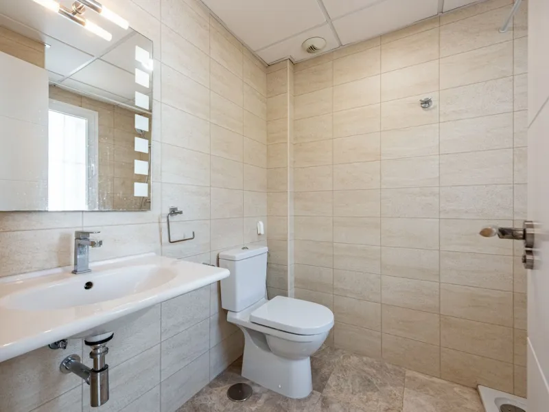 Bright townhouse in Nueva Andalucía, just 1.5 km from the beach and Puerto Banús via a fantastic avenue.
