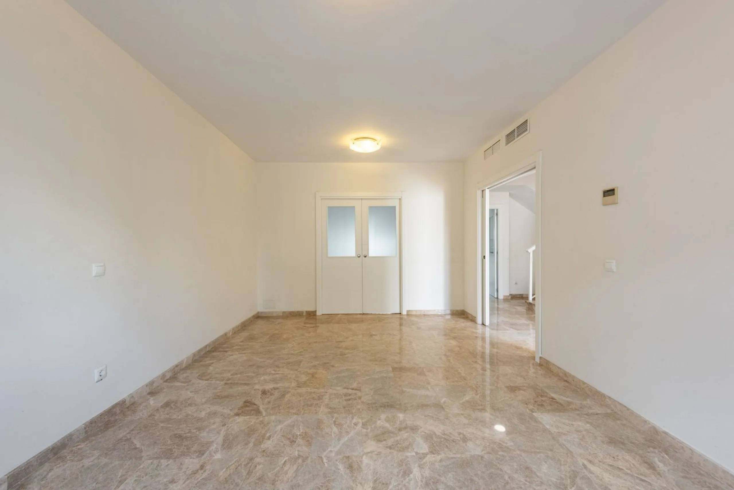 Bright townhouse in Nueva Andalucía, just 1.5 km from the beach and Puerto Banús via a fantastic avenue.