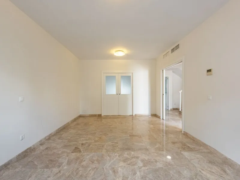 Bright townhouse in Nueva Andalucía, just 1.5 km from the beach and Puerto Banús via a fantastic avenue.