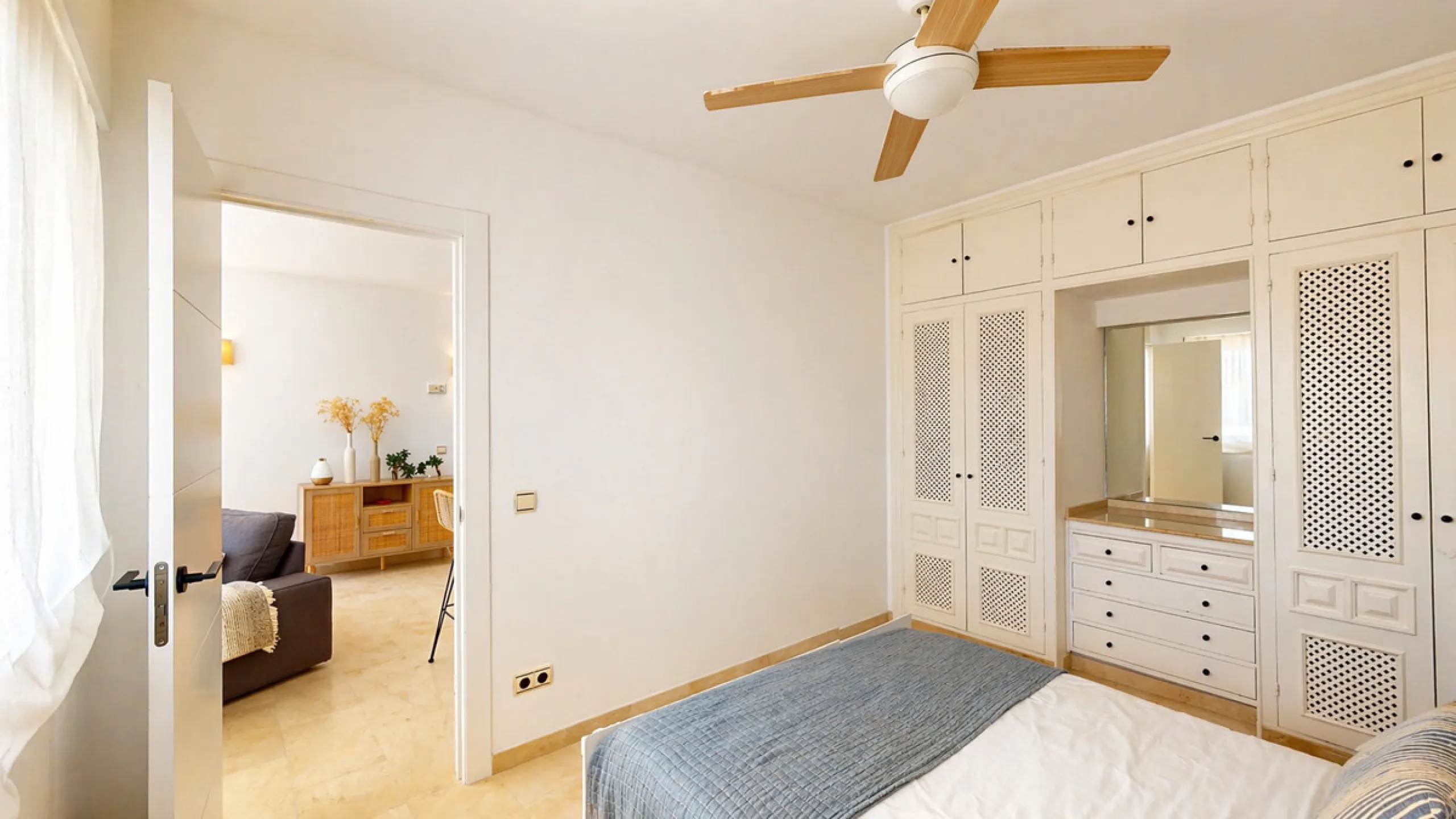 Beautiful apartment located in the sought-after area of Atalaya, Estepona—ideal as a permanent residence or a smart investment opportunity. The property features 2 spacious bedrooms, 1 bathroom, and 1 en-suite bathroom, with an east-facing orientation tha