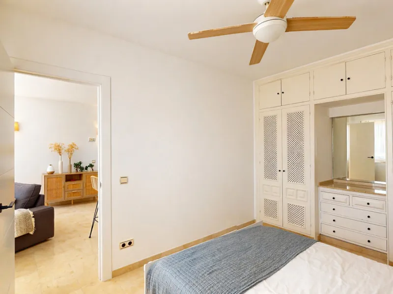 Beautiful apartment located in the sought-after area of Atalaya, Estepona—ideal as a permanent residence or a smart investment opportunity. The property features 2 spacious bedrooms, 1 bathroom, and 1 en-suite bathroom, with an east-facing orientation tha