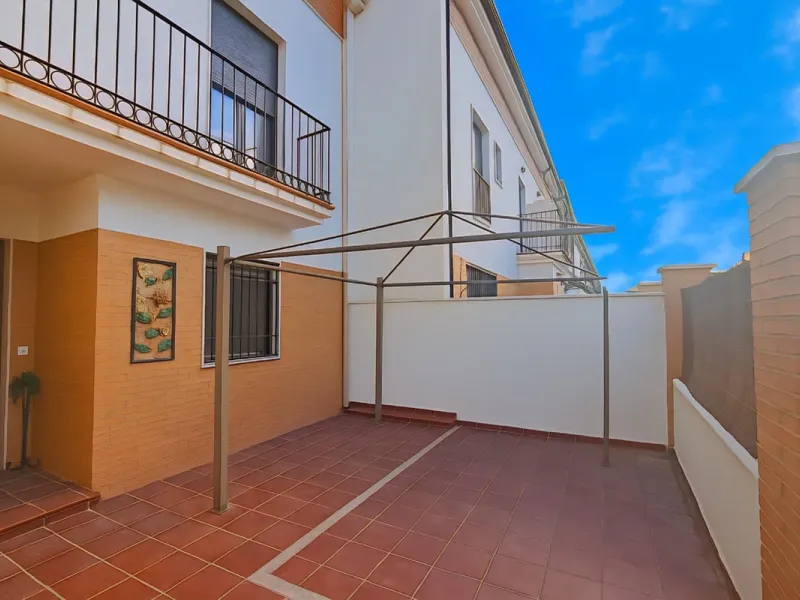 Exclusive Semi-Detached House with 4 Floors in San Rafael Urbanization (Ronda) · 382 m² Built · 191 m² Usable · Quiet, Family-Friendly Area · Garage · 4 Bedrooms · 4 Bathrooms · Terrace with Views · Central Heating · Solar Panels