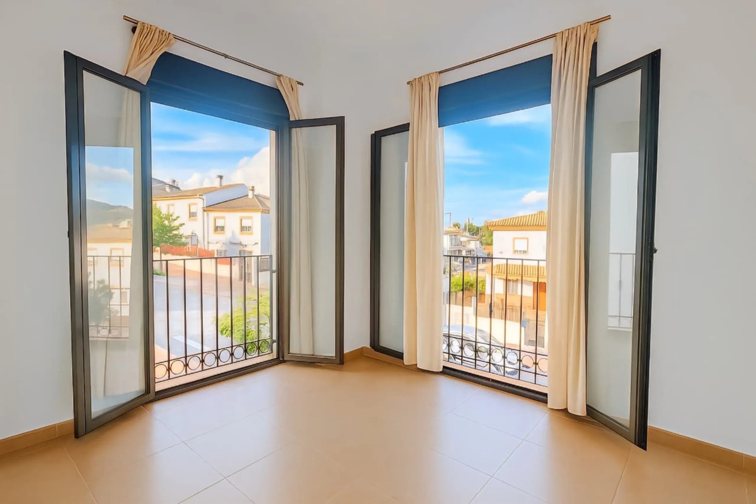Exclusive Semi-Detached House with 4 Floors in San Rafael Urbanization (Ronda) · 382 m² Built · 191 m² Usable · Quiet, Family-Friendly Area · Garage · 4 Bedrooms · 4 Bathrooms · Terrace with Views · Central Heating · Solar Panels
