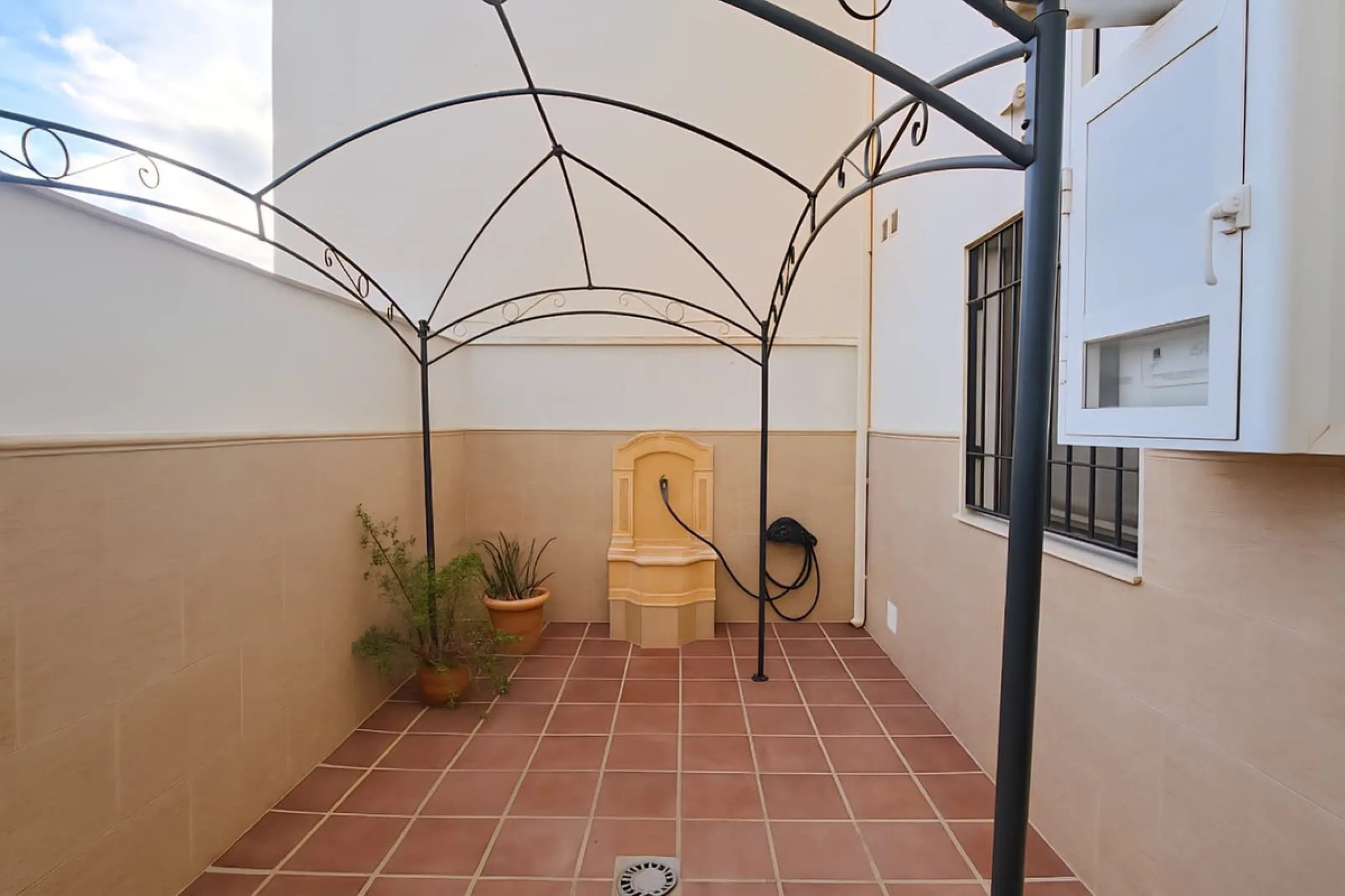 Exclusive Semi-Detached House with 4 Floors in San Rafael Urbanization (Ronda) · 382 m² Built · 191 m² Usable · Quiet, Family-Friendly Area · Garage · 4 Bedrooms · 4 Bathrooms · Terrace with Views · Central Heating · Solar Panels