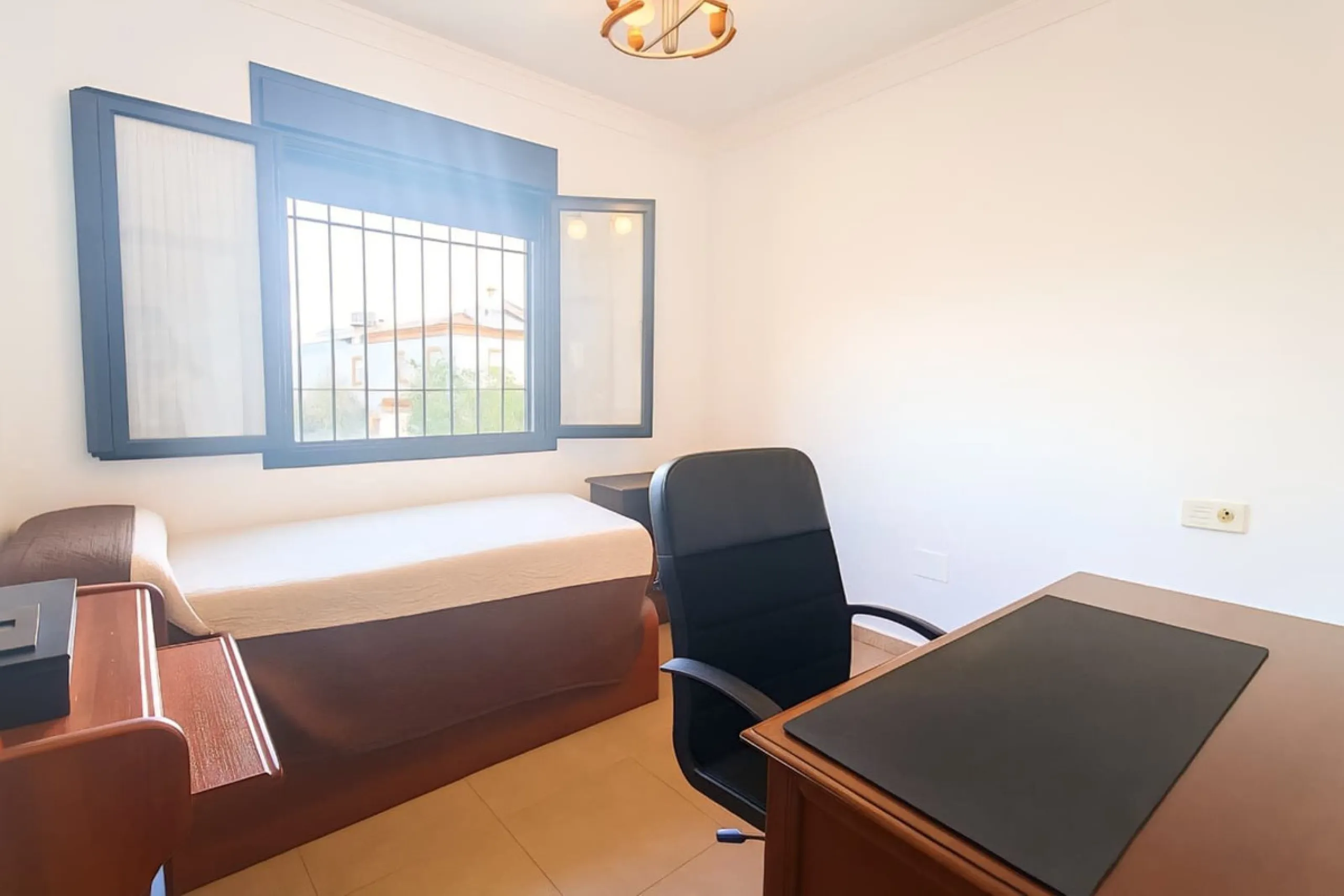 Exclusive Semi-Detached House with 4 Floors in San Rafael Urbanization (Ronda) · 382 m² Built · 191 m² Usable · Quiet, Family-Friendly Area · Garage · 4 Bedrooms · 4 Bathrooms · Terrace with Views · Central Heating · Solar Panels