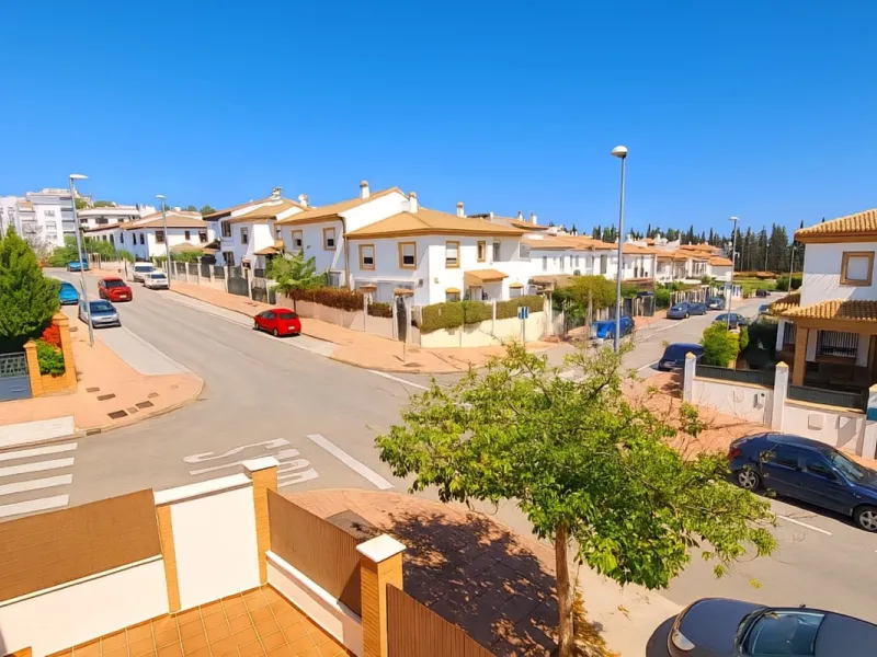 Exclusive Semi-Detached House with 4 Floors in San Rafael Urbanization (Ronda) · 382 m² Built · 191 m² Usable · Quiet, Family-Friendly Area · Garage · 4 Bedrooms · 4 Bathrooms · Terrace with Views · Central Heating · Solar Panels