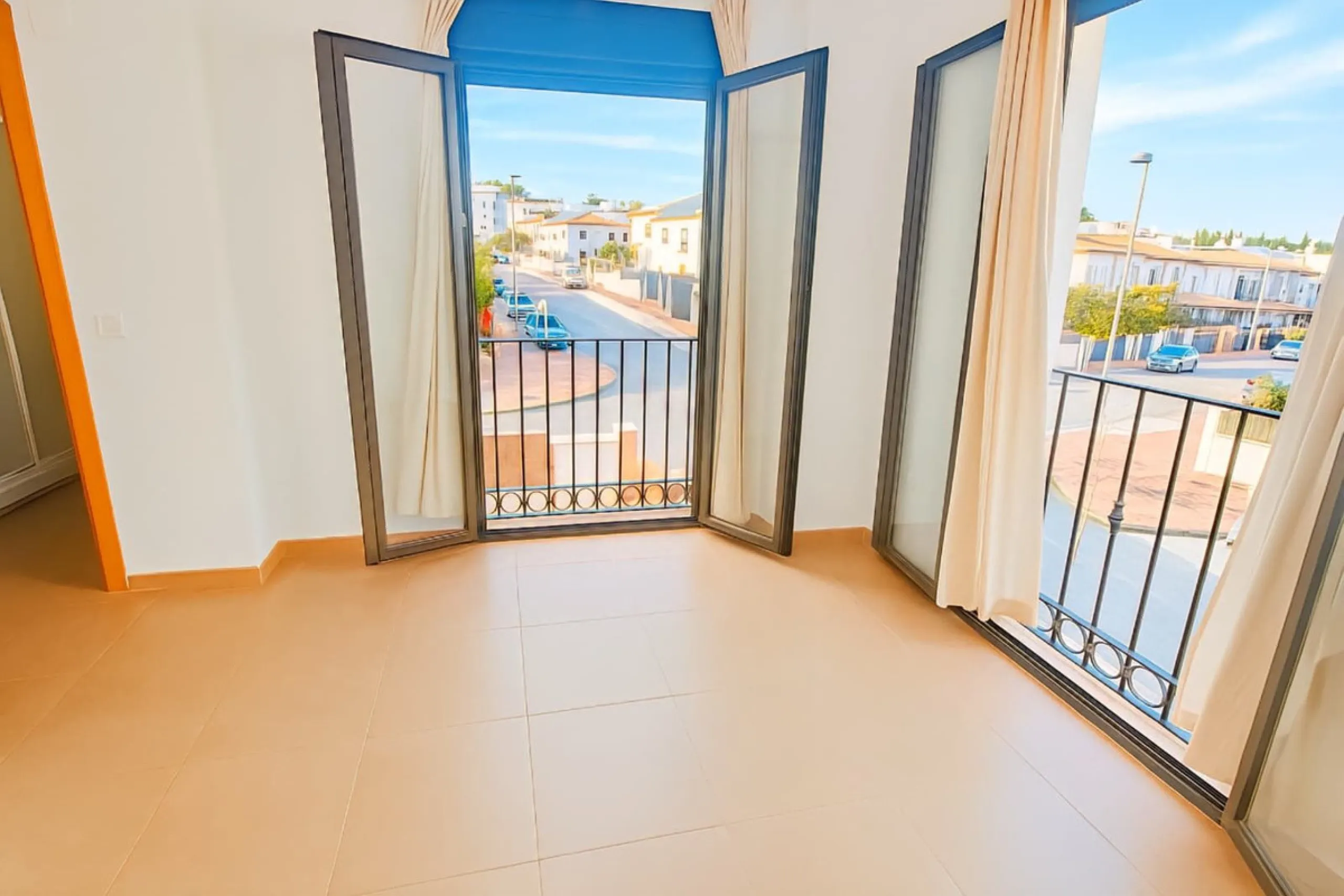 Exclusive Semi-Detached House with 4 Floors in San Rafael Urbanization (Ronda) · 382 m² Built · 191 m² Usable · Quiet, Family-Friendly Area · Garage · 4 Bedrooms · 4 Bathrooms · Terrace with Views · Central Heating · Solar Panels