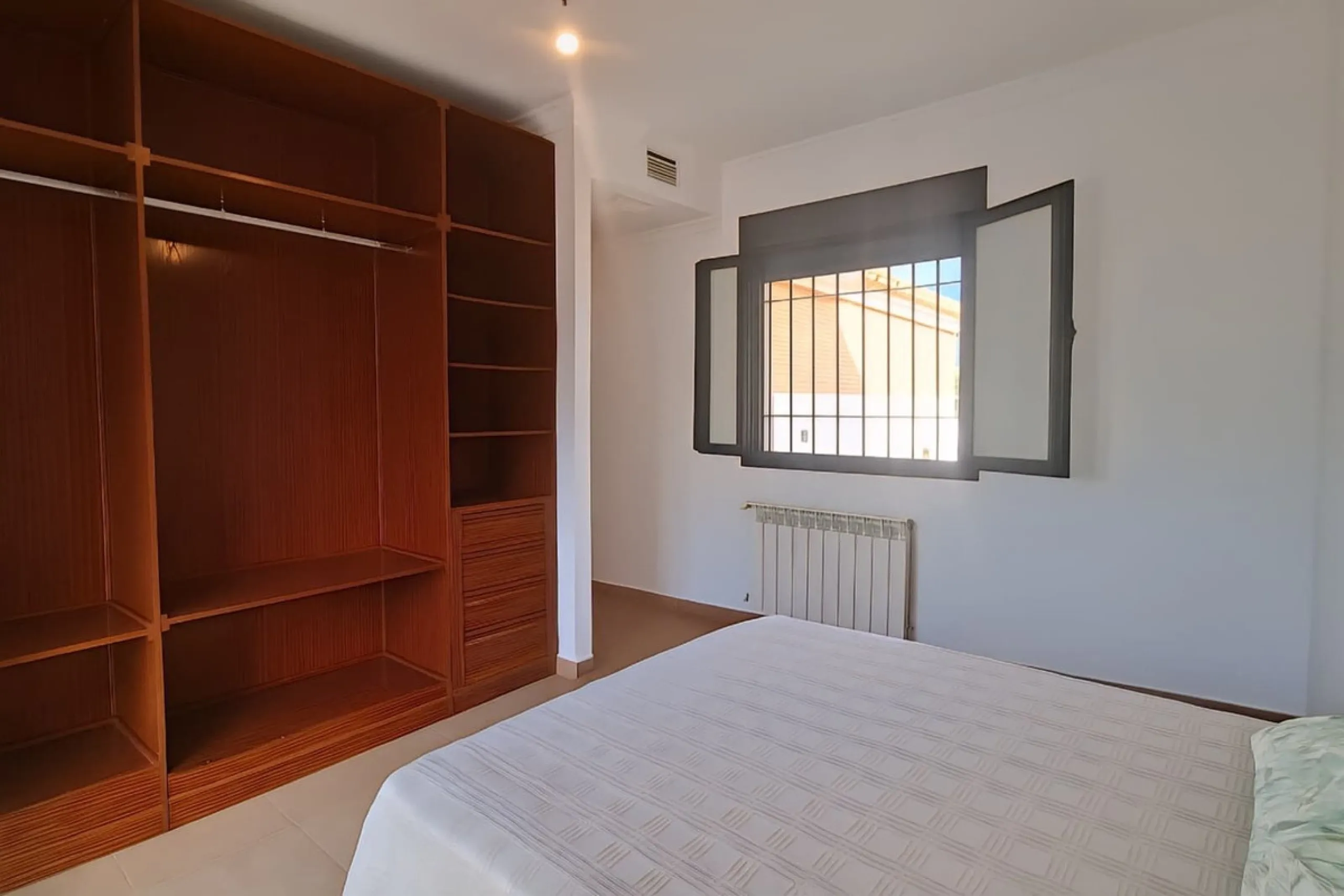 Exclusive Semi-Detached House with 4 Floors in San Rafael Urbanization (Ronda) · 382 m² Built · 191 m² Usable · Quiet, Family-Friendly Area · Garage · 4 Bedrooms · 4 Bathrooms · Terrace with Views · Central Heating · Solar Panels