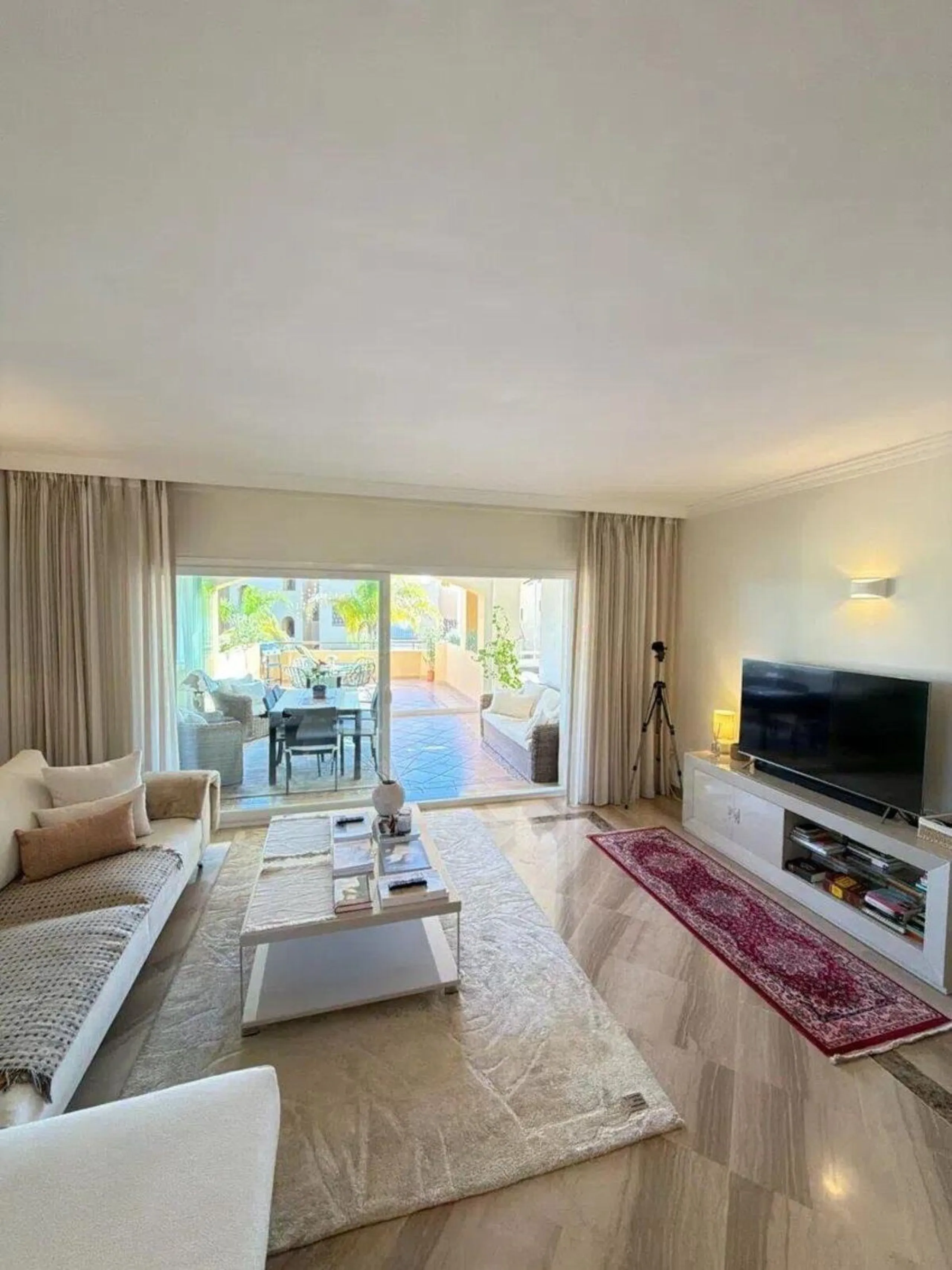 Elviria - Spacious 2-bedroom, 3-bathroom apartment with a floor area of 118.5 m², a large 61 m² terrace, and a separate laundry area. The property was completely renovated last year and is being sold fully furnished, including appliances.