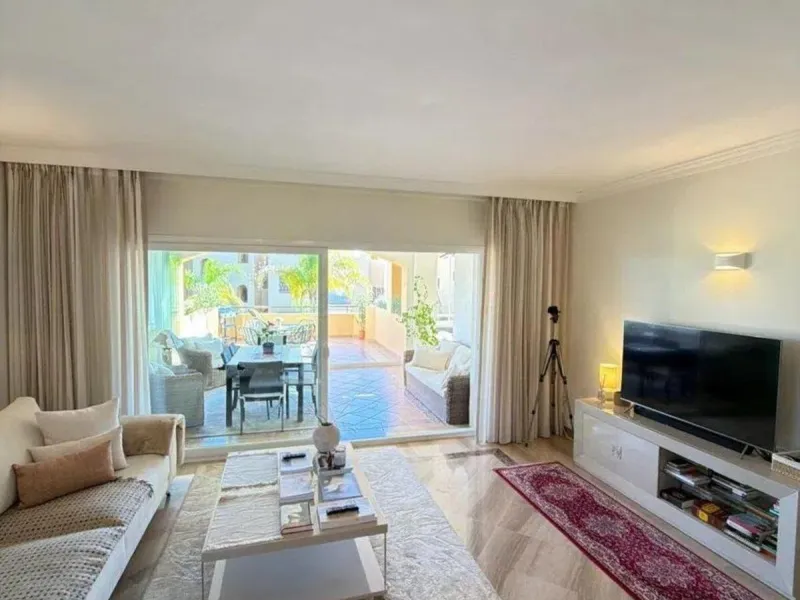 Elviria - Spacious 2-bedroom, 3-bathroom apartment with a floor area of 118.5 m², a large 61 m² terrace, and a separate laundry area. The property was completely renovated last year and is being sold fully furnished, including appliances.