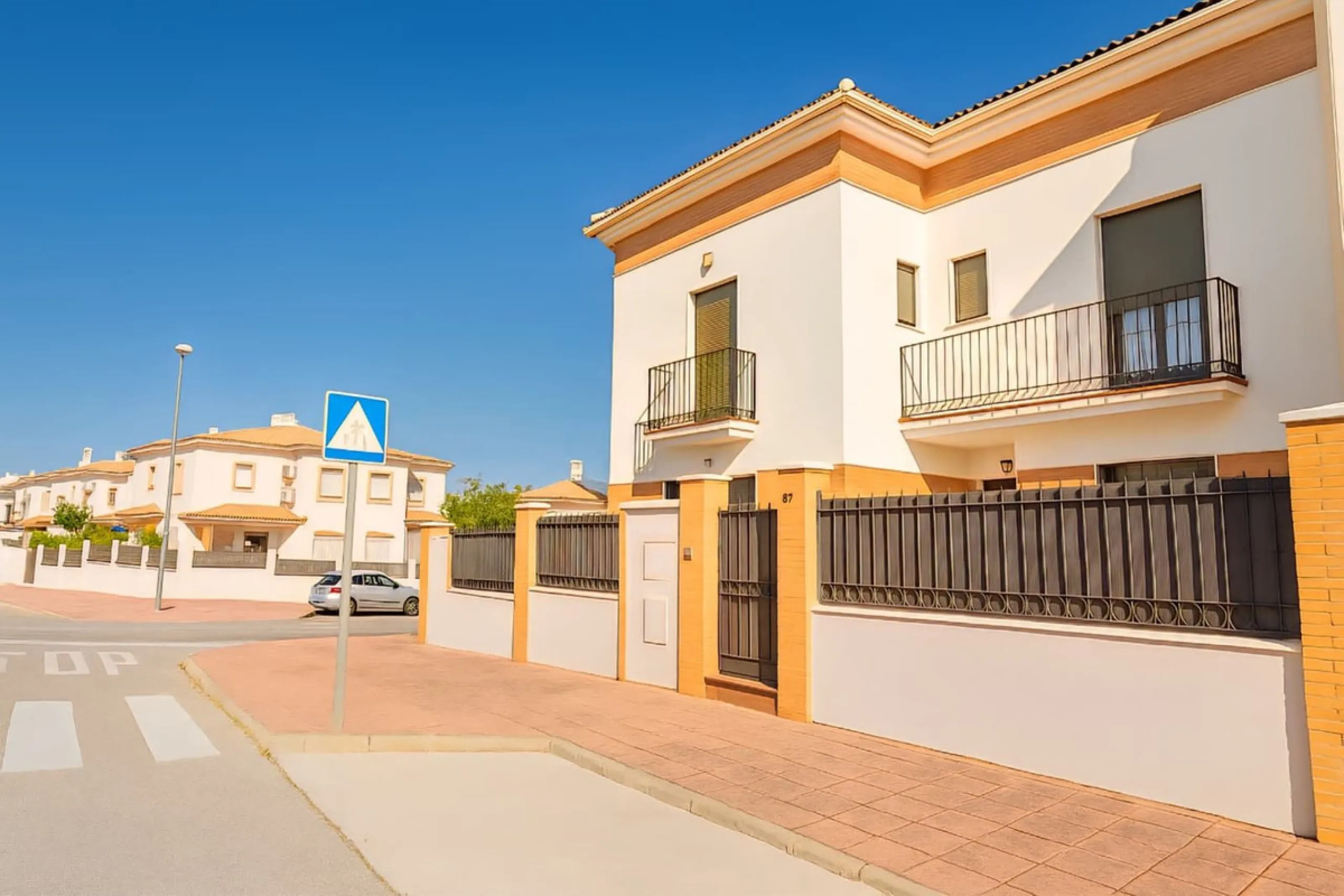 Exclusive Semi-Detached House with 4 Floors in San Rafael Urbanization (Ronda) · 382 m² Built · 191 m² Usable · Quiet, Family-Friendly Area · Garage · 4 Bedrooms · 4 Bathrooms · Terrace with Views · Central Heating · Solar Panels
