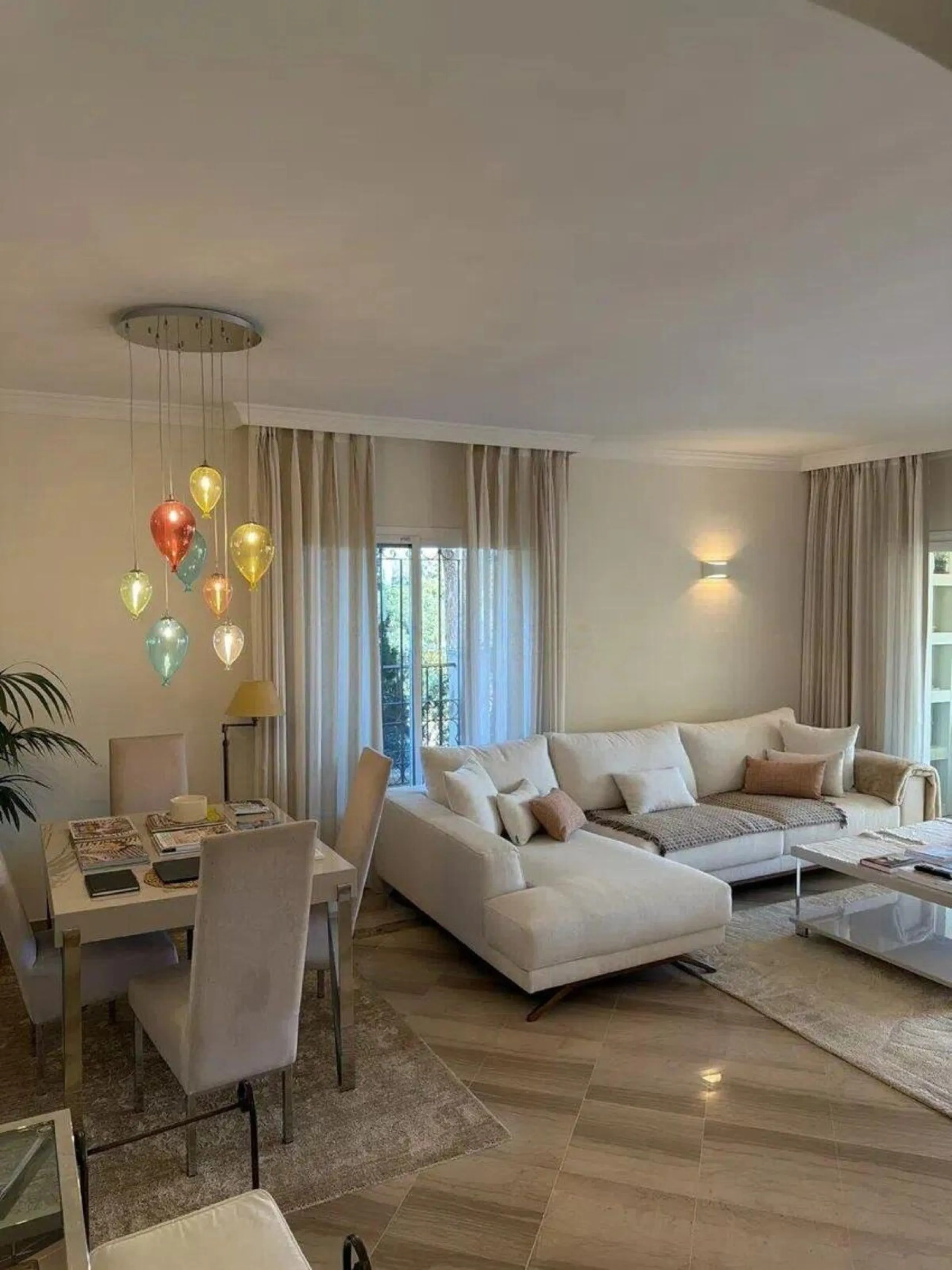 Elviria - Spacious 2-bedroom, 3-bathroom apartment with a floor area of 118.5 m², a large 61 m² terrace, and a separate laundry area. The property was completely renovated last year and is being sold fully furnished, including appliances.