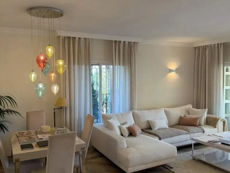 Elviria - Spacious 2-bedroom, 3-bathroom apartment with a floor area of 118.5 m², a large 61 m² terrace, and a separate laundry area. The property was completely renovated last year and is being sold fully furnished, including appliances.