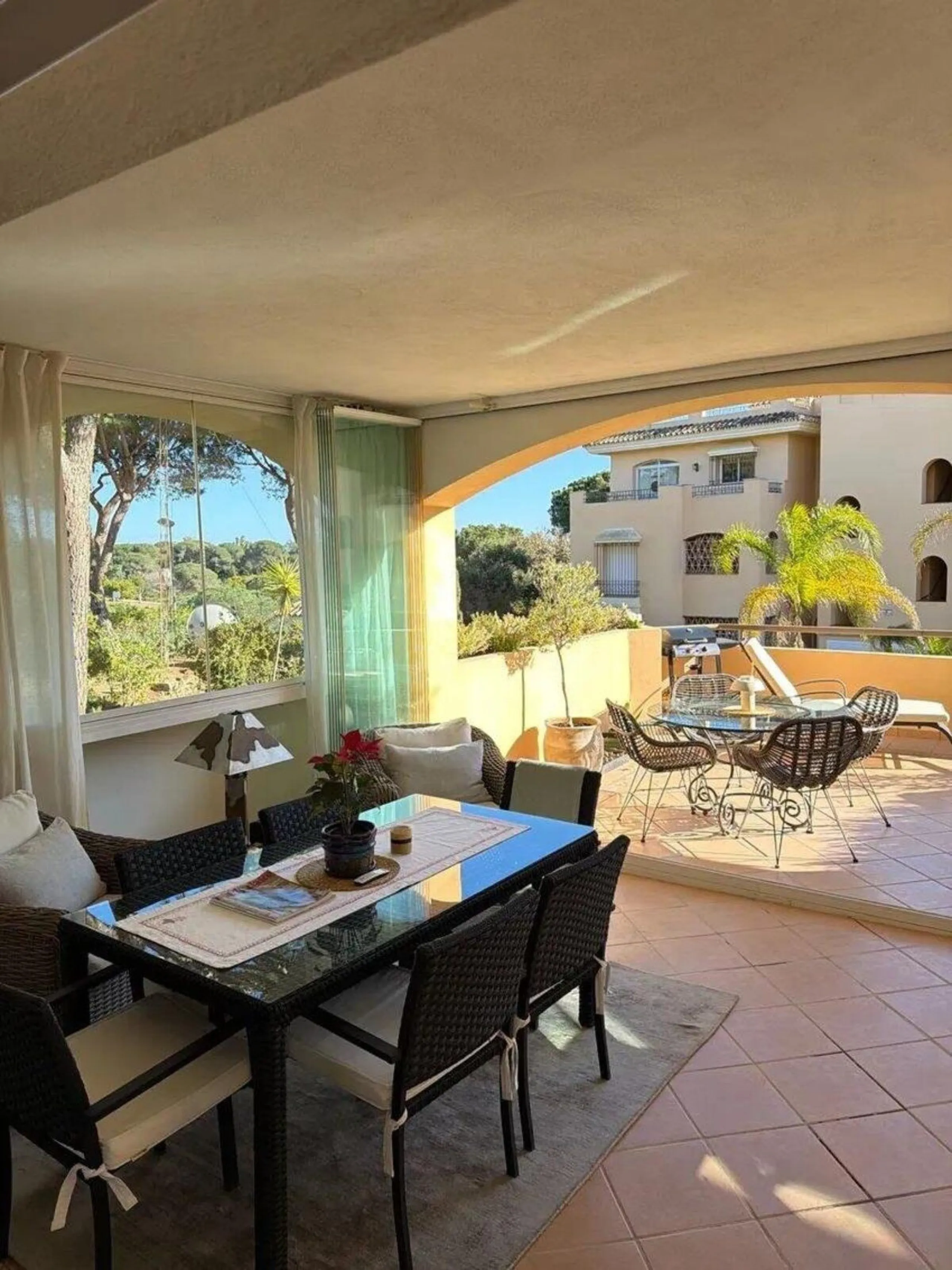 Elviria - Spacious 2-bedroom, 3-bathroom apartment with a floor area of 118.5 m², a large 61 m² terrace, and a separate laundry area. The property was completely renovated last year and is being sold fully furnished, including appliances.