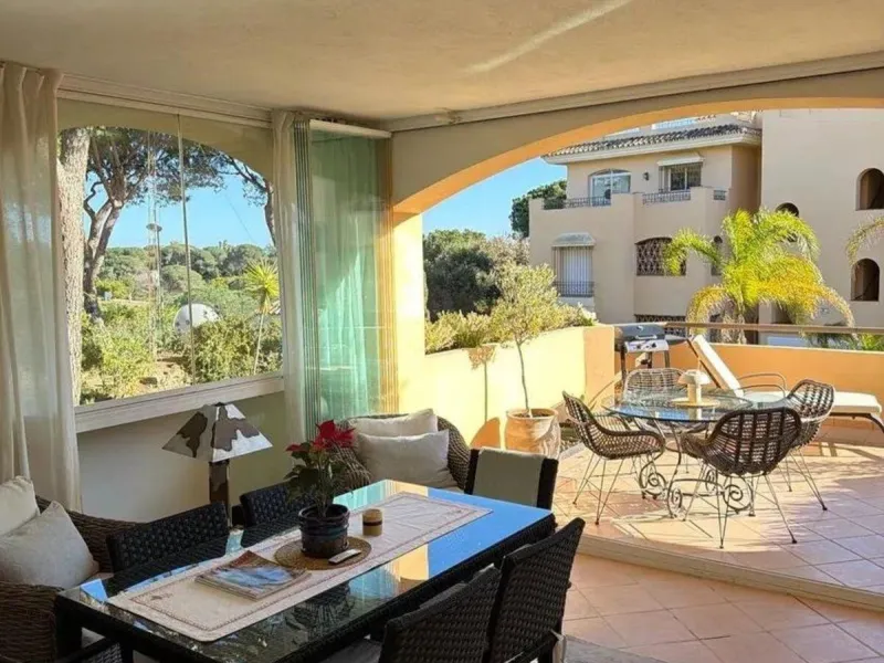 Elviria - Spacious 2-bedroom, 3-bathroom apartment with a floor area of 118.5 m², a large 61 m² terrace, and a separate laundry area. The property was completely renovated last year and is being sold fully furnished, including appliances.