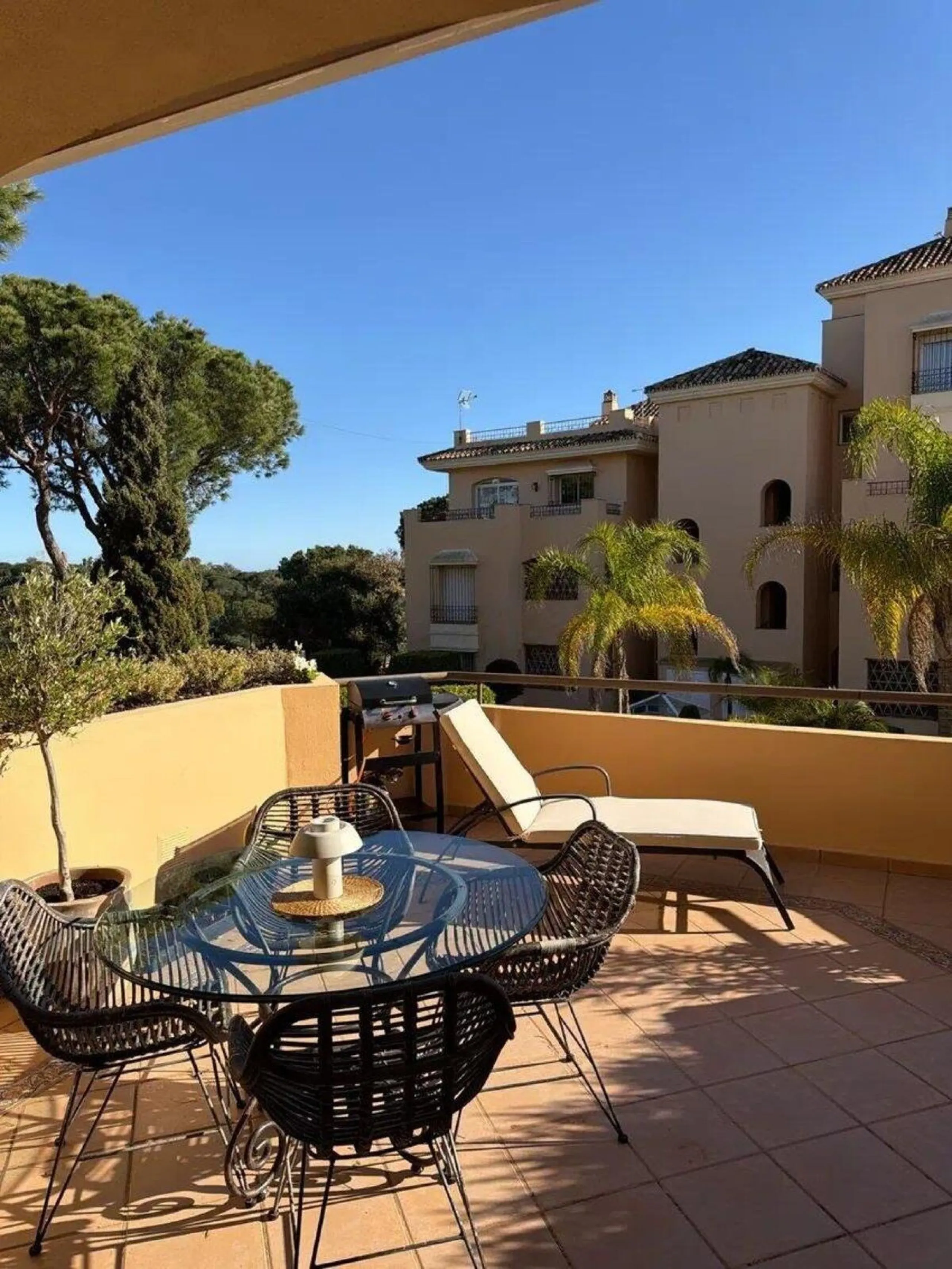 Elviria - Spacious 2-bedroom, 3-bathroom apartment with a floor area of 118.5 m², a large 61 m² terrace, and a separate laundry area. The property was completely renovated last year and is being sold fully furnished, including appliances.