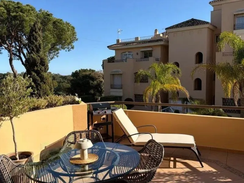 Elviria - Spacious 2-bedroom, 3-bathroom apartment with a floor area of 118.5 m², a large 61 m² terrace, and a separate laundry area. The property was completely renovated last year and is being sold fully furnished, including appliances.