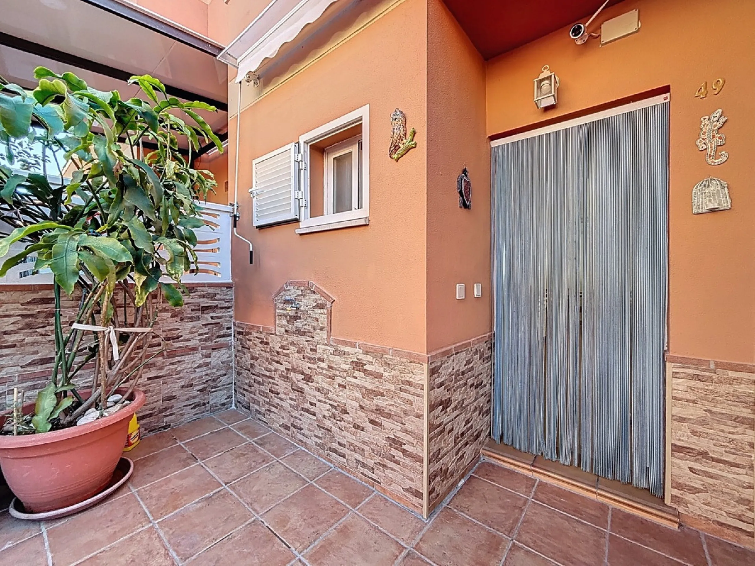 This cosy townhouse in Valleniza combines comfort, light and stunning panoramic views of the mountains and the sea. The house has 3 bedrooms and 2 full bathrooms, offering the perfect space for a family or for those looking for comfort and functionality. 