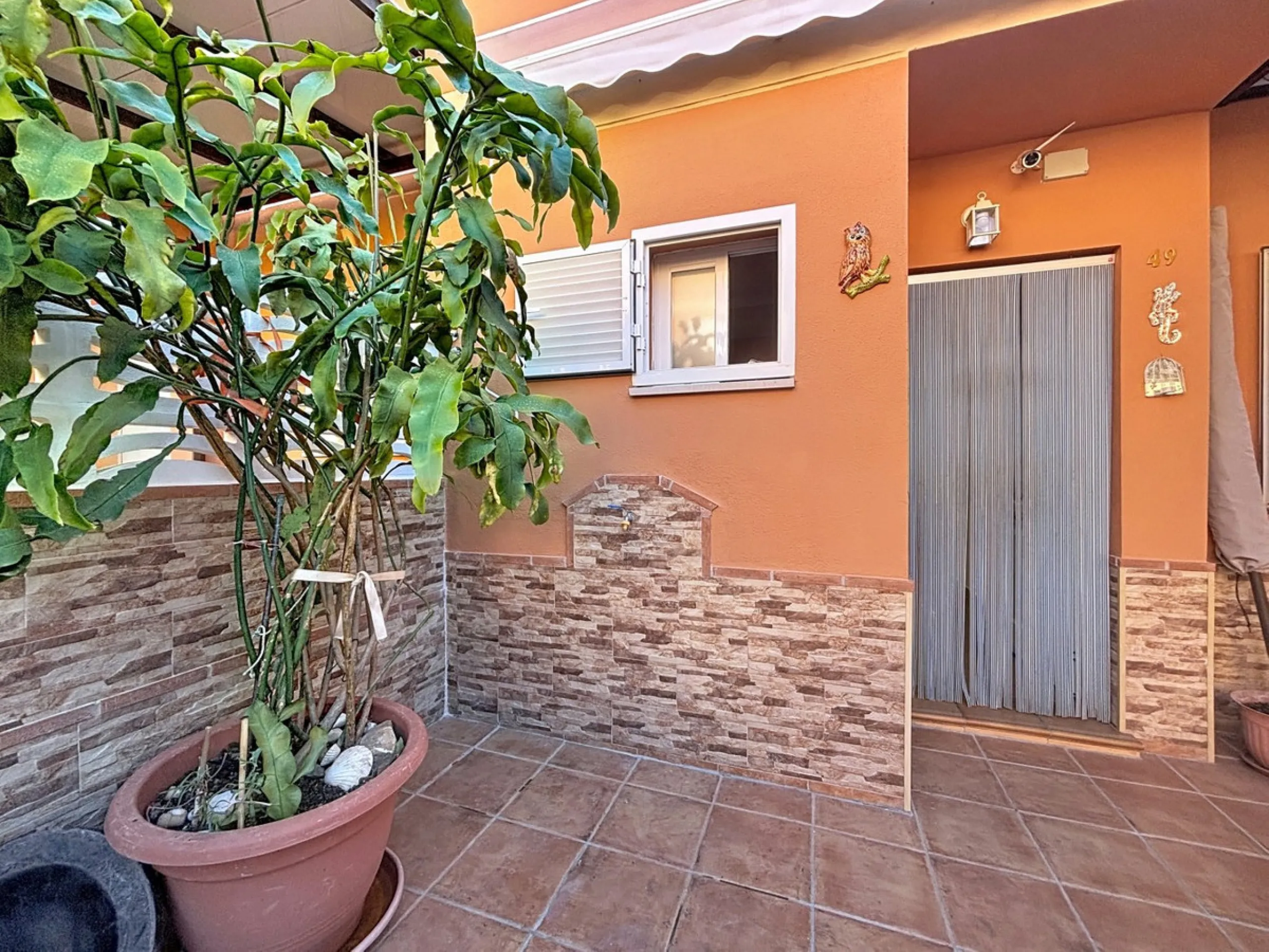 This cosy townhouse in Valleniza combines comfort, light and stunning panoramic views of the mountains and the sea. The house has 3 bedrooms and 2 full bathrooms, offering the perfect space for a family or for those looking for comfort and functionality. 