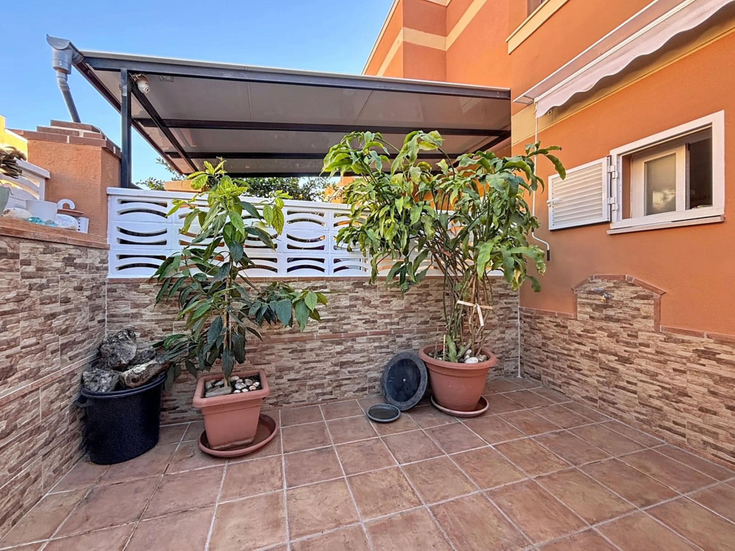 This cosy townhouse in Valleniza combines comfort, light and stunning panoramic views of the mountains and the sea. The house has 3 bedrooms and 2 full bathrooms, offering the perfect space for a family or for those looking for comfort and functionality. 