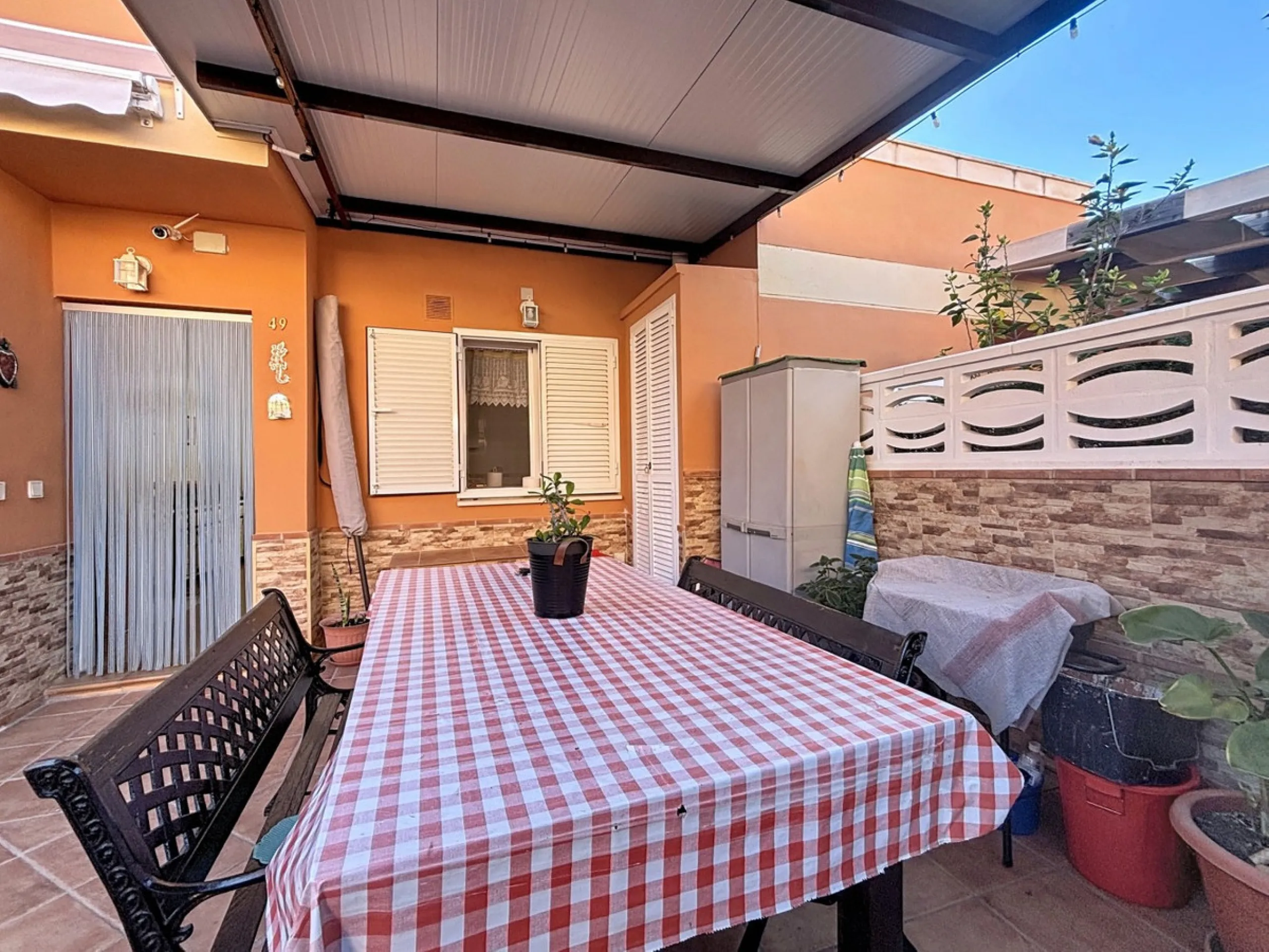 This cosy townhouse in Valleniza combines comfort, light and stunning panoramic views of the mountains and the sea. The house has 3 bedrooms and 2 full bathrooms, offering the perfect space for a family or for those looking for comfort and functionality. 