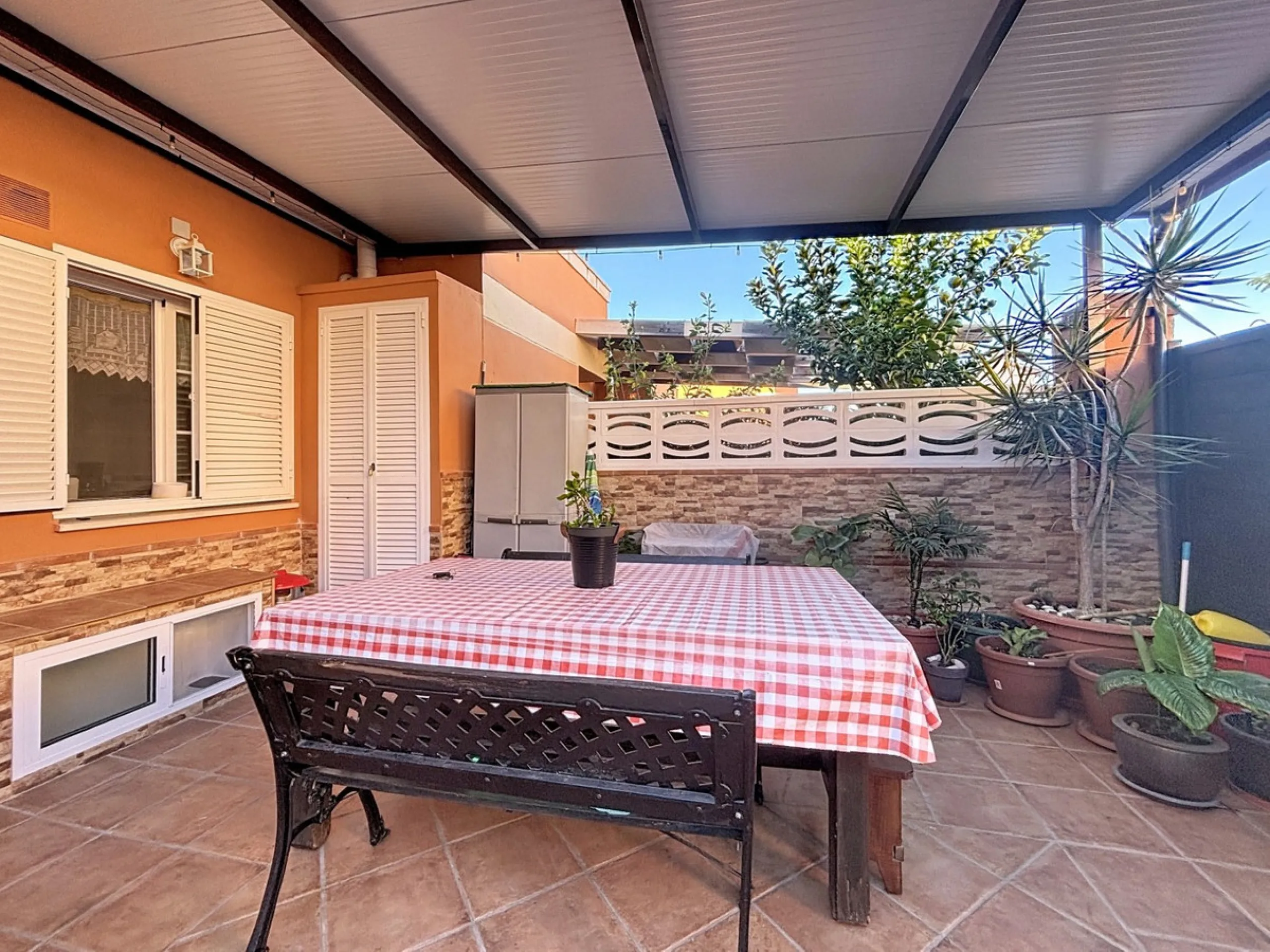 This cosy townhouse in Valleniza combines comfort, light and stunning panoramic views of the mountains and the sea. The house has 3 bedrooms and 2 full bathrooms, offering the perfect space for a family or for those looking for comfort and functionality. 