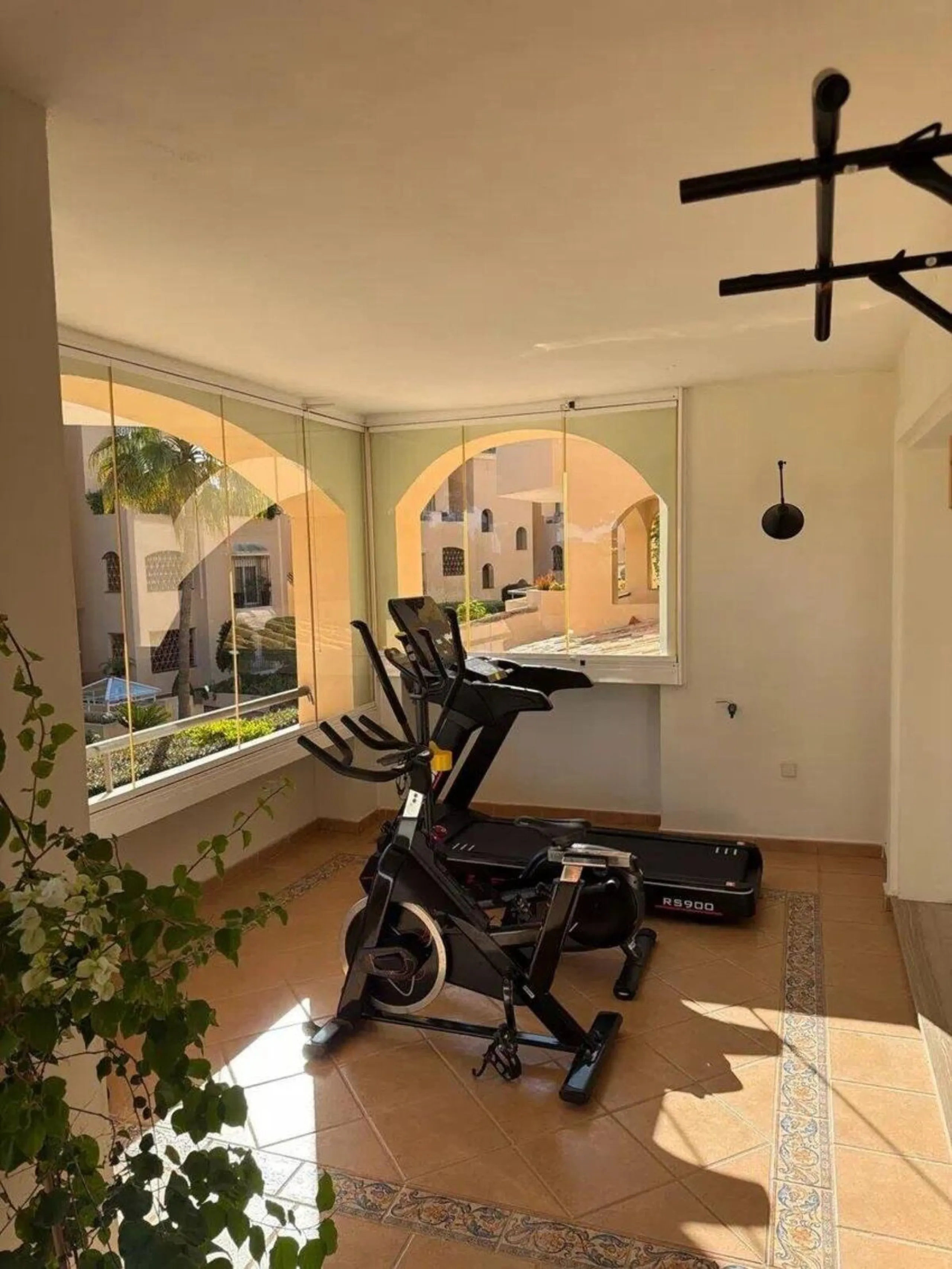 Elviria - Spacious 2-bedroom, 3-bathroom apartment with a floor area of 118.5 m², a large 61 m² terrace, and a separate laundry area. The property was completely renovated last year and is being sold fully furnished, including appliances.