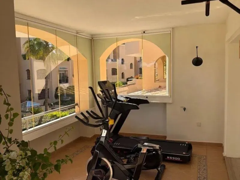 Elviria - Spacious 2-bedroom, 3-bathroom apartment with a floor area of 118.5 m², a large 61 m² terrace, and a separate laundry area. The property was completely renovated last year and is being sold fully furnished, including appliances.