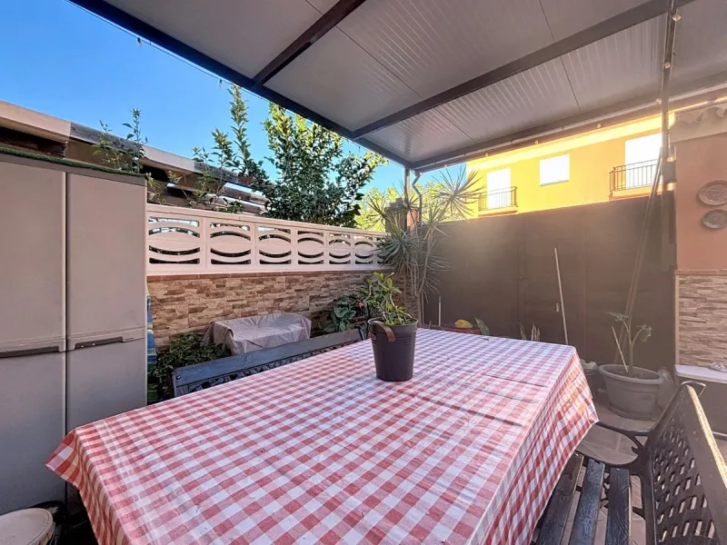 This cosy townhouse in Valleniza combines comfort, light and stunning panoramic views of the mountains and the sea. The house has 3 bedrooms and 2 full bathrooms, offering the perfect space for a family or for those looking for comfort and functionality. 
