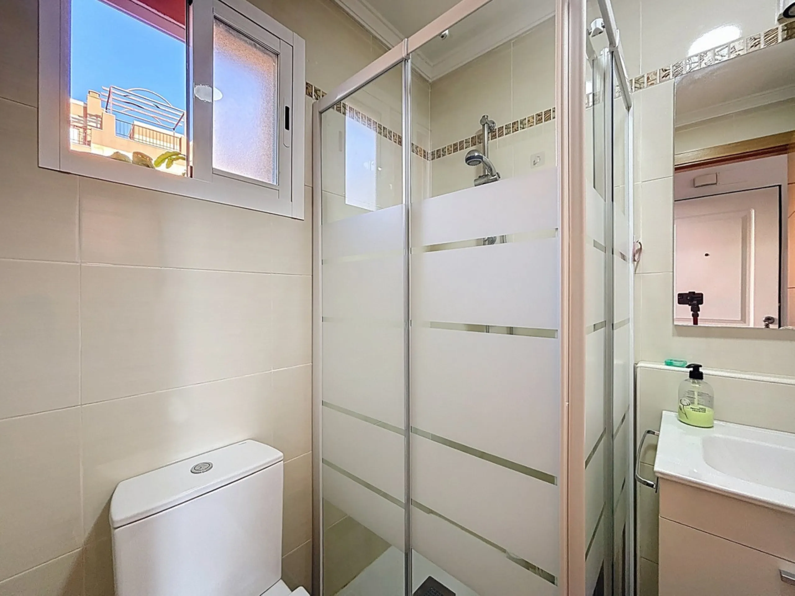 This cosy townhouse in Valleniza combines comfort, light and stunning panoramic views of the mountains and the sea. The house has 3 bedrooms and 2 full bathrooms, offering the perfect space for a family or for those looking for comfort and functionality. 