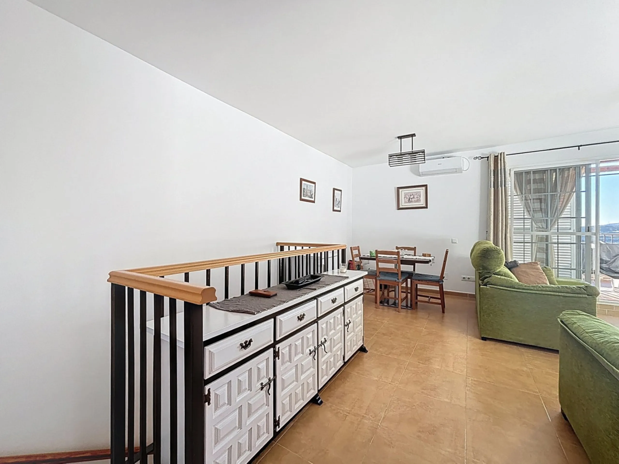 This cosy townhouse in Valleniza combines comfort, light and stunning panoramic views of the mountains and the sea. The house has 3 bedrooms and 2 full bathrooms, offering the perfect space for a family or for those looking for comfort and functionality. 