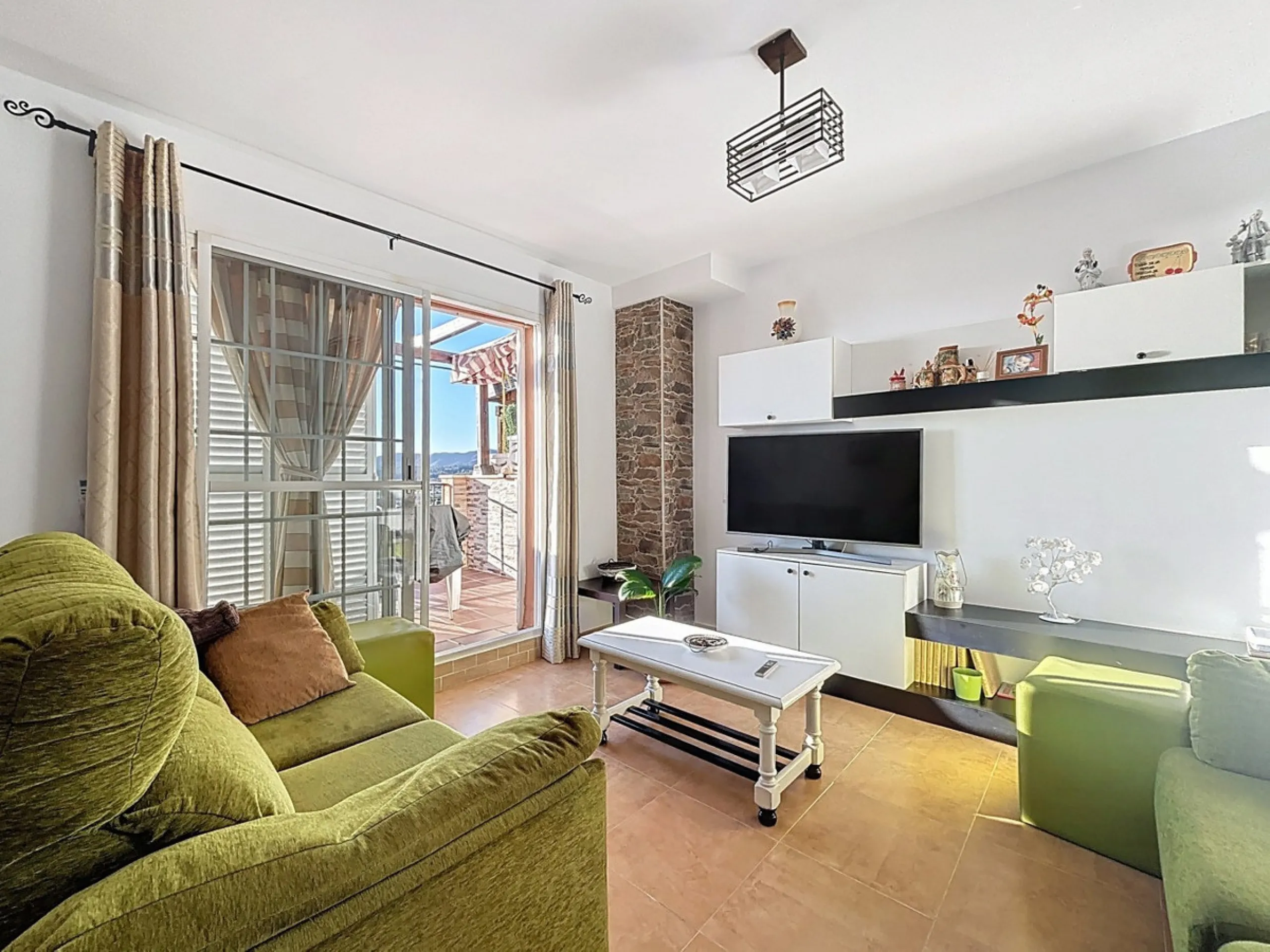 This cosy townhouse in Valleniza combines comfort, light and stunning panoramic views of the mountains and the sea. The house has 3 bedrooms and 2 full bathrooms, offering the perfect space for a family or for those looking for comfort and functionality. 