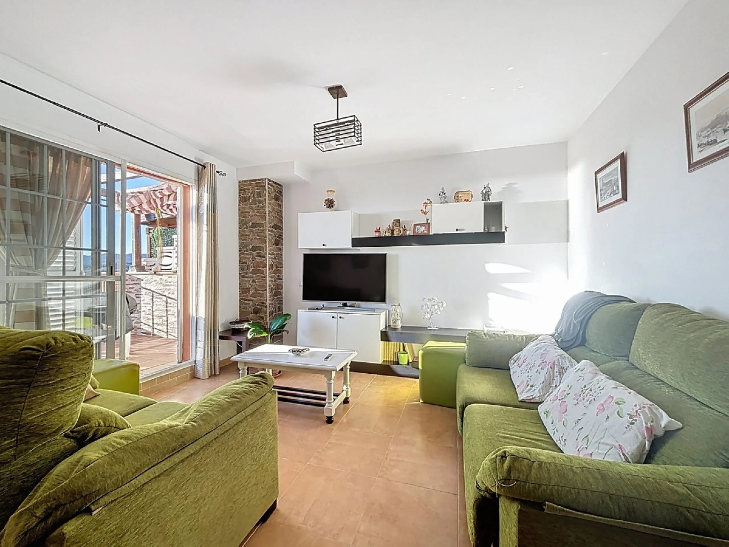This cosy townhouse in Valleniza combines comfort, light and stunning panoramic views of the mountains and the sea. The house has 3 bedrooms and 2 full bathrooms, offering the perfect space for a family or for those looking for comfort and functionality. 