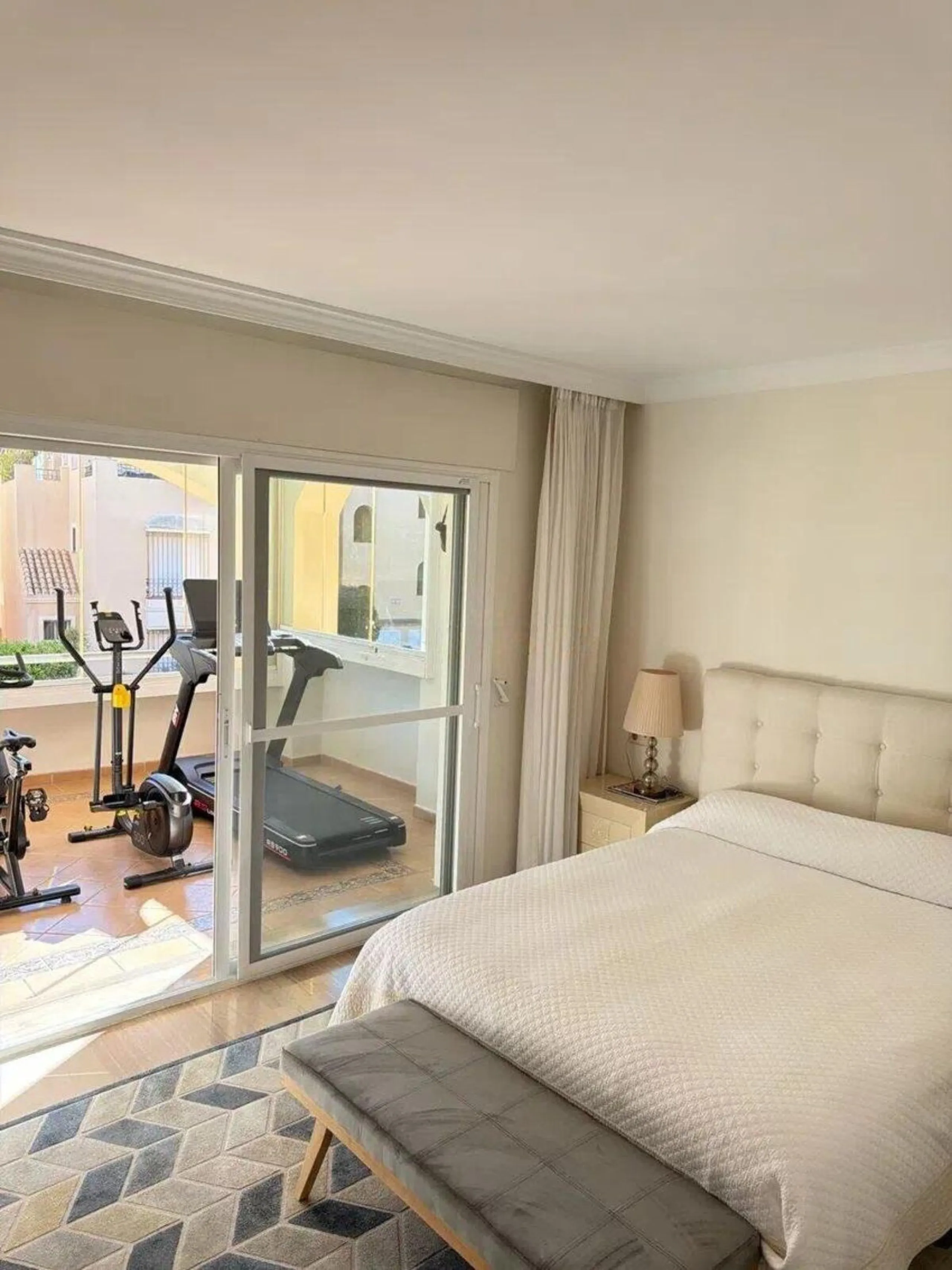 Elviria - Spacious 2-bedroom, 3-bathroom apartment with a floor area of 118.5 m², a large 61 m² terrace, and a separate laundry area. The property was completely renovated last year and is being sold fully furnished, including appliances.