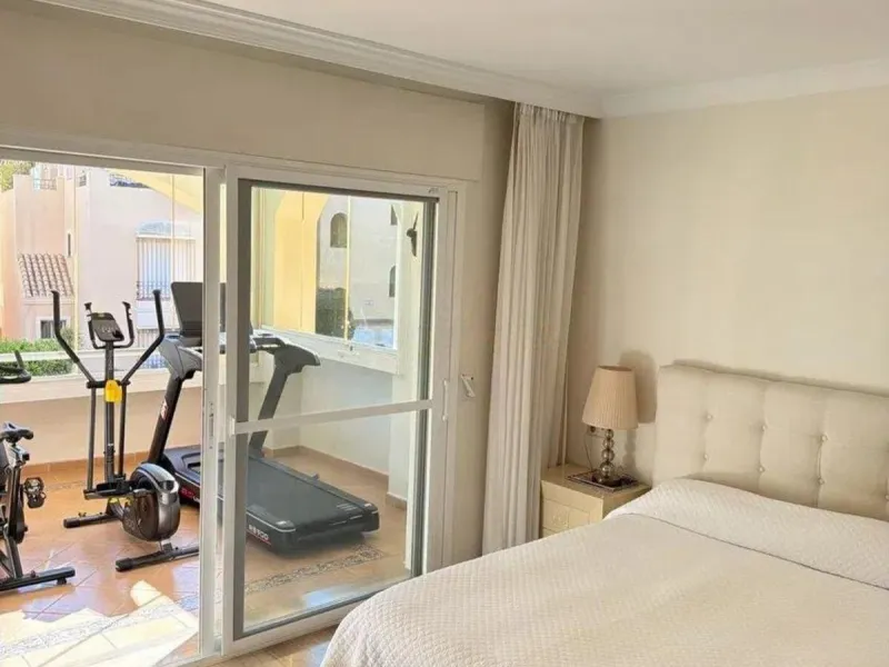 Elviria - Spacious 2-bedroom, 3-bathroom apartment with a floor area of 118.5 m², a large 61 m² terrace, and a separate laundry area. The property was completely renovated last year and is being sold fully furnished, including appliances.
