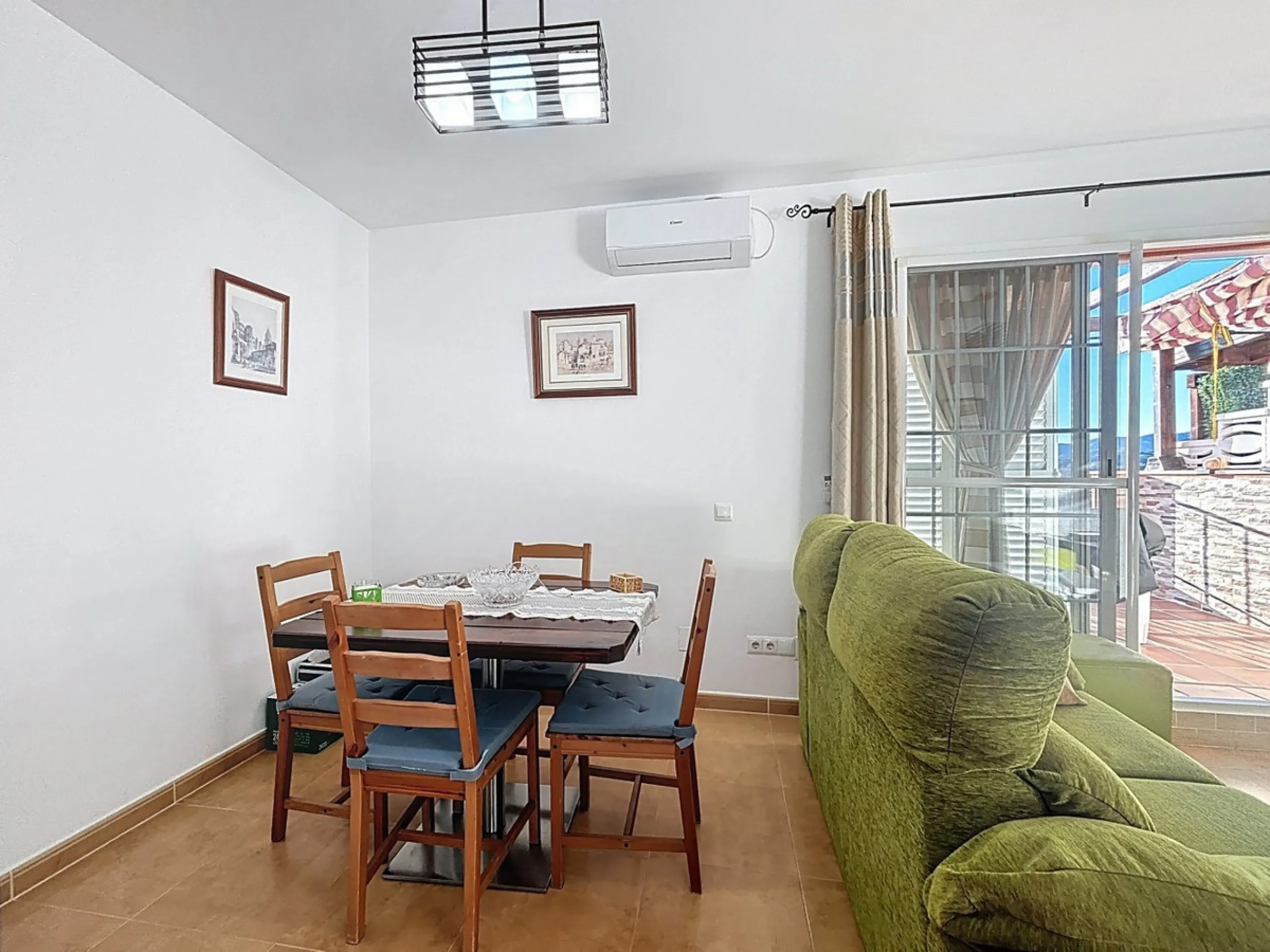 This cosy townhouse in Valleniza combines comfort, light and stunning panoramic views of the mountains and the sea. The house has 3 bedrooms and 2 full bathrooms, offering the perfect space for a family or for those looking for comfort and functionality. 